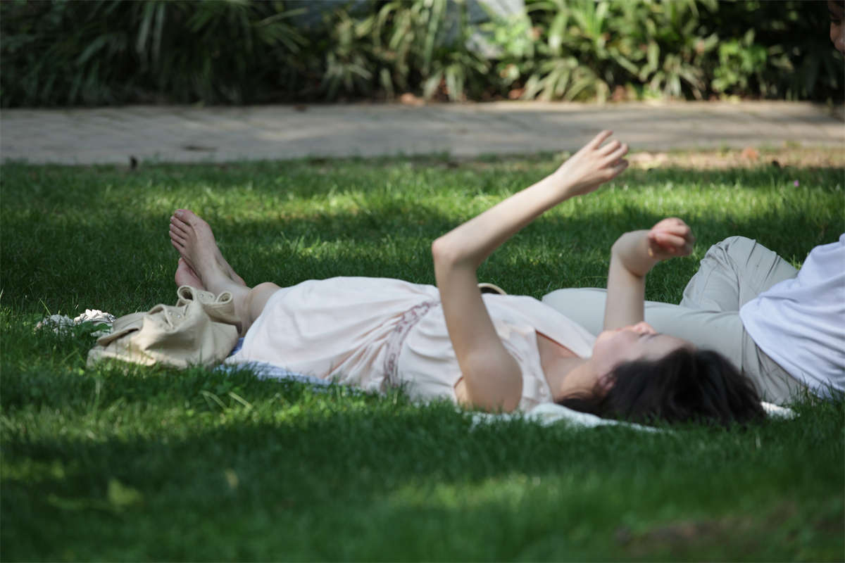 图片[2]-踏青公园街拍系列No.524 谈不上女神级，至少也是梦中情人级的玉足全露出-日更街拍