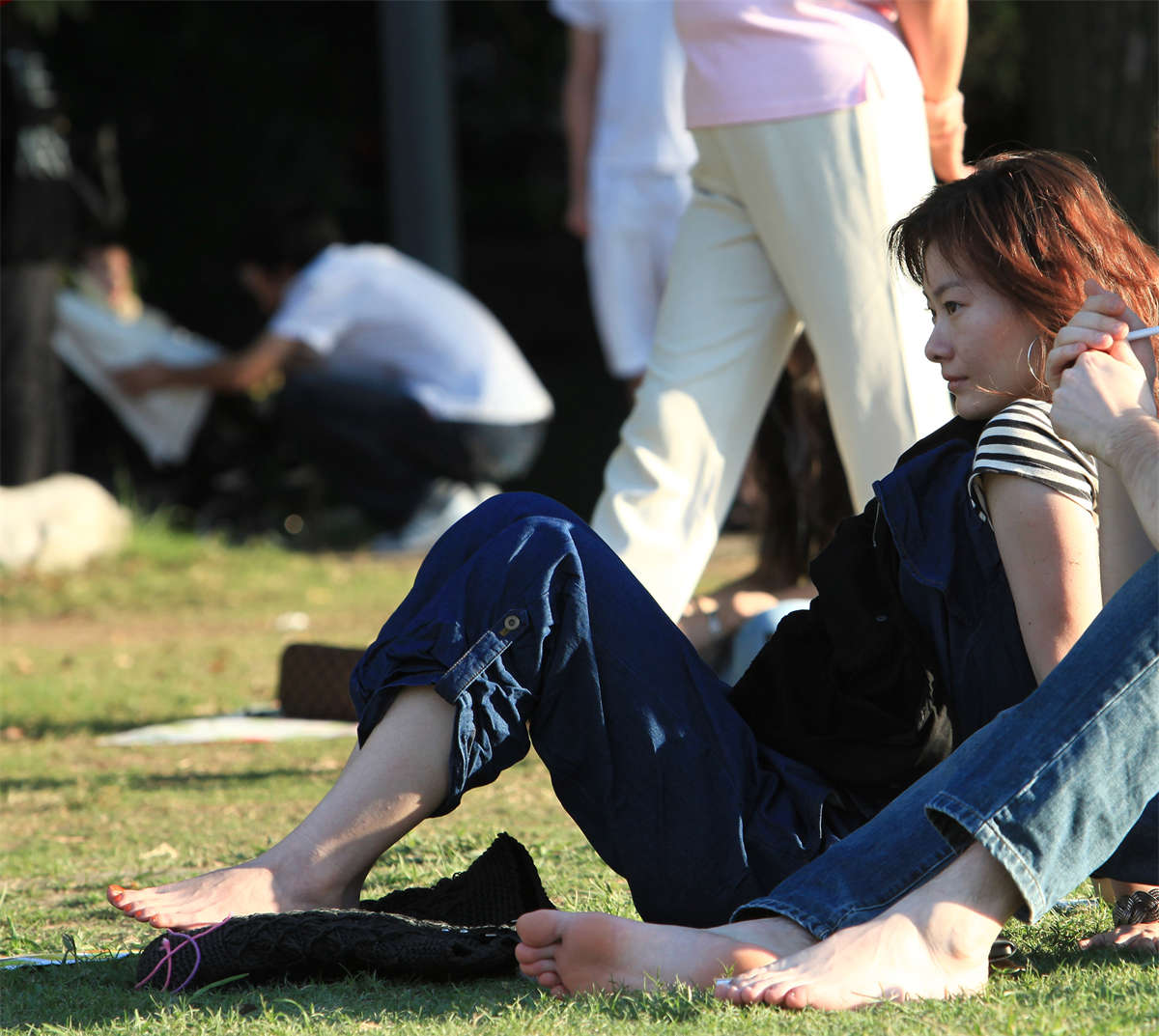 图片[2]-踏青公园街拍系列No.706 草地没啥新花样，这次来张高抬腿-日更街拍