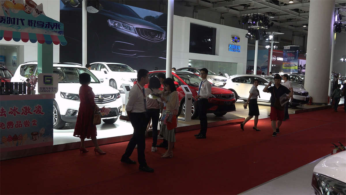 图片[2]-米色凉高长裙气质小姐姐-日更街拍