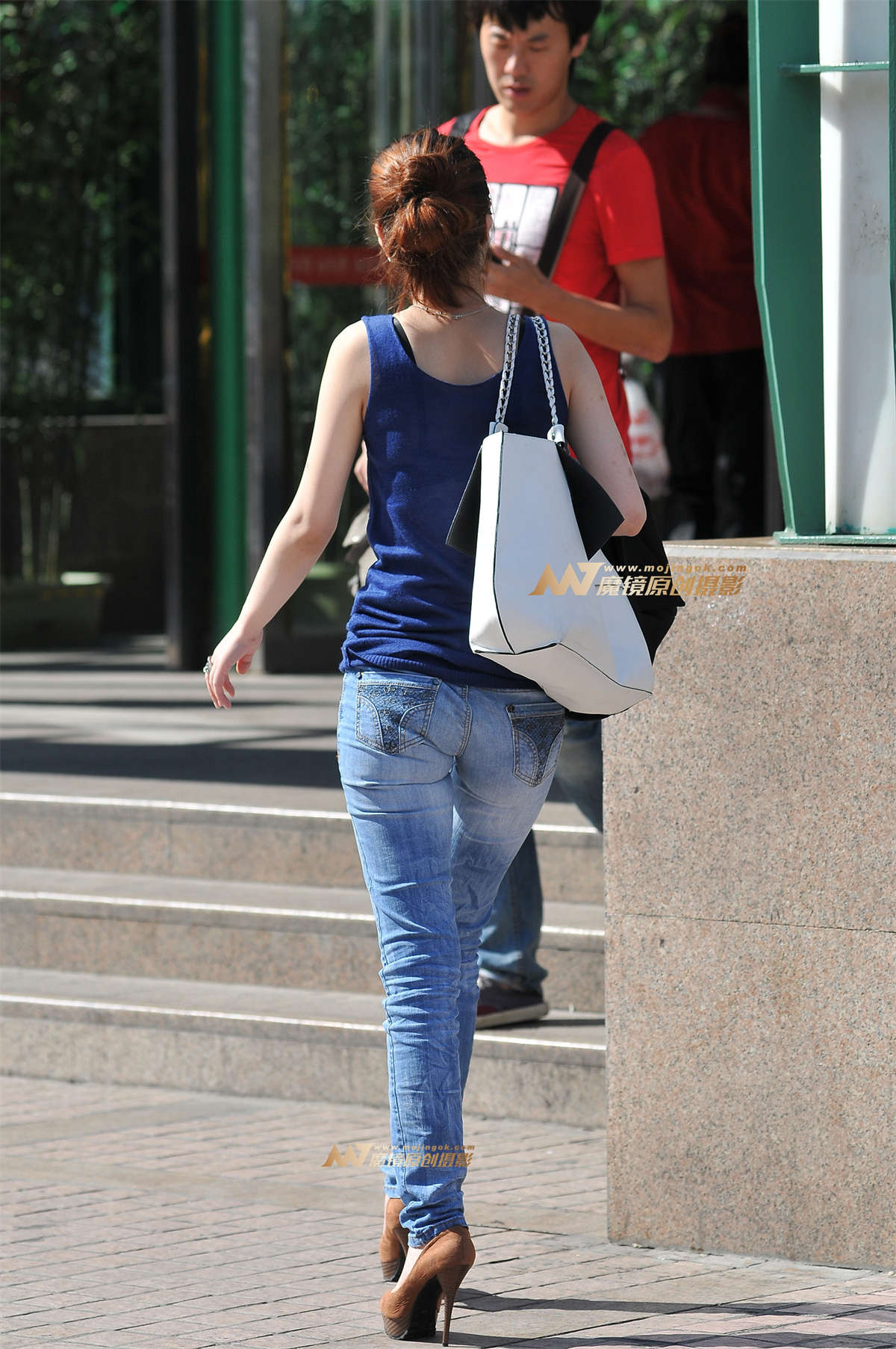 图片[2]-气质风韵的牛仔少妇-日更街拍