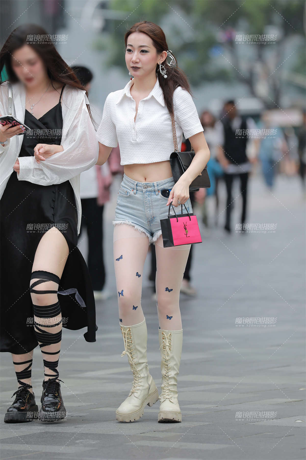 【玻璃街拍】牛仔热裤美眉-日更街拍