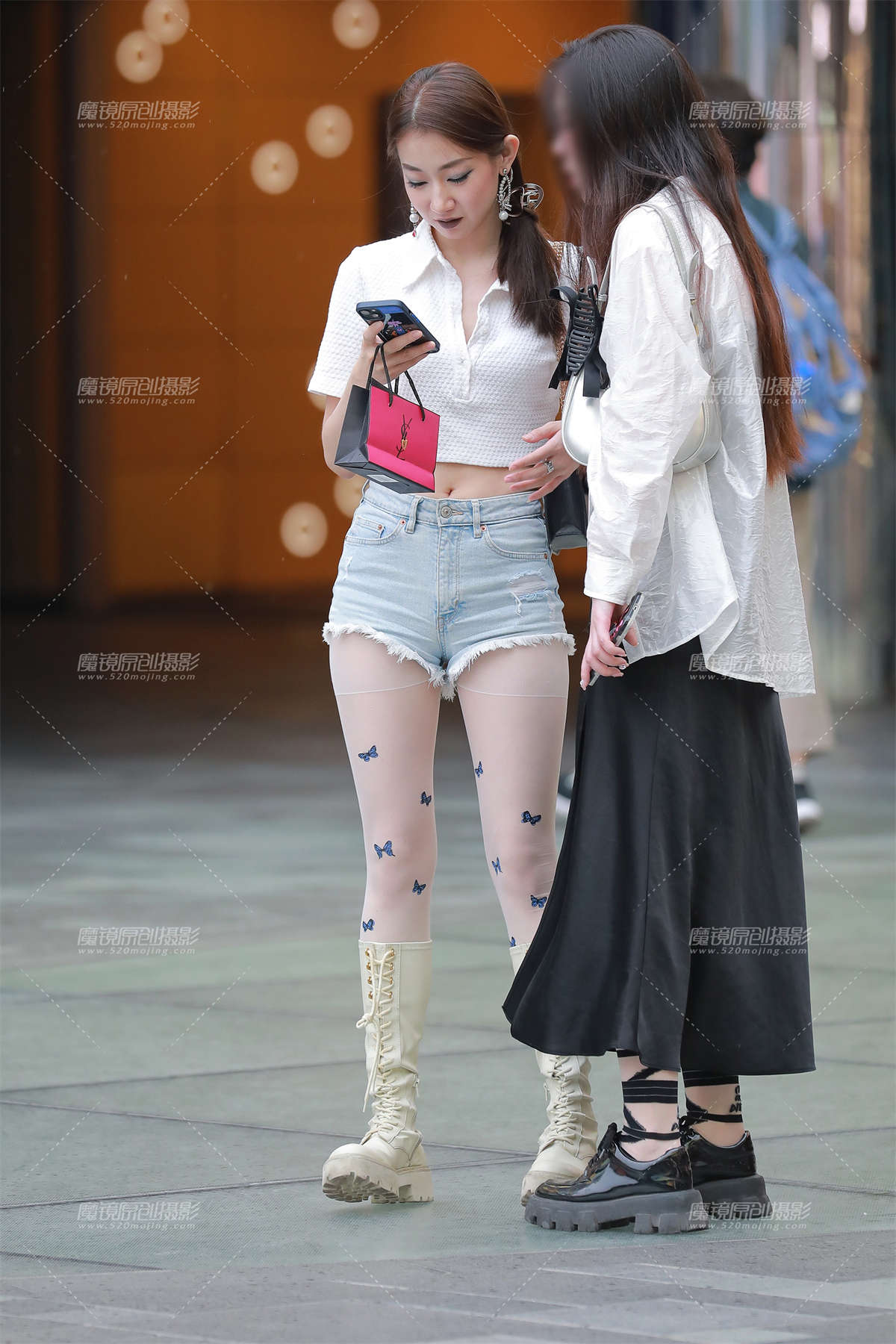 图片[2]-【玻璃街拍】牛仔热裤美眉-日更街拍