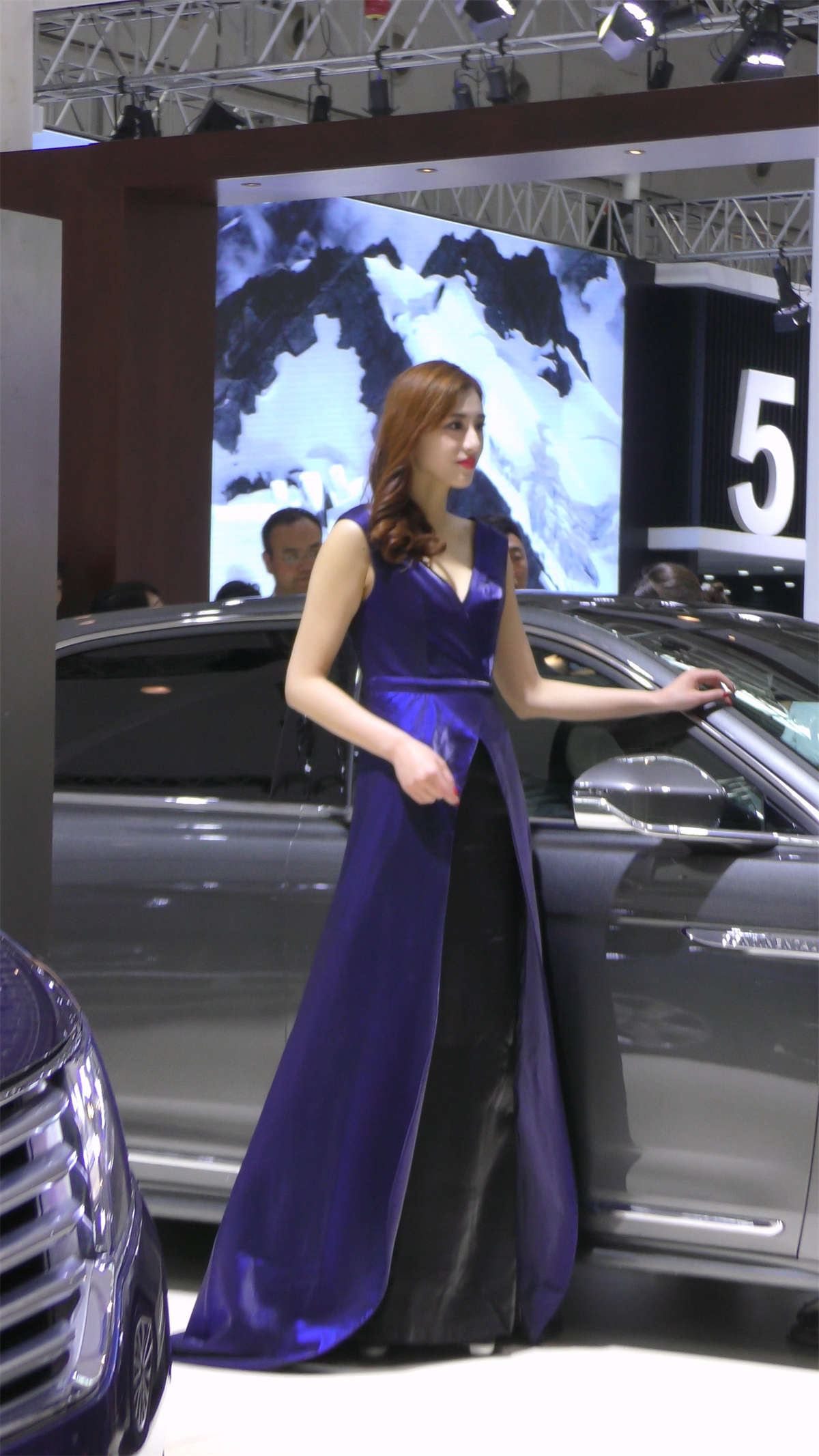 图片[2]-美女车模脸部特写-日更街拍