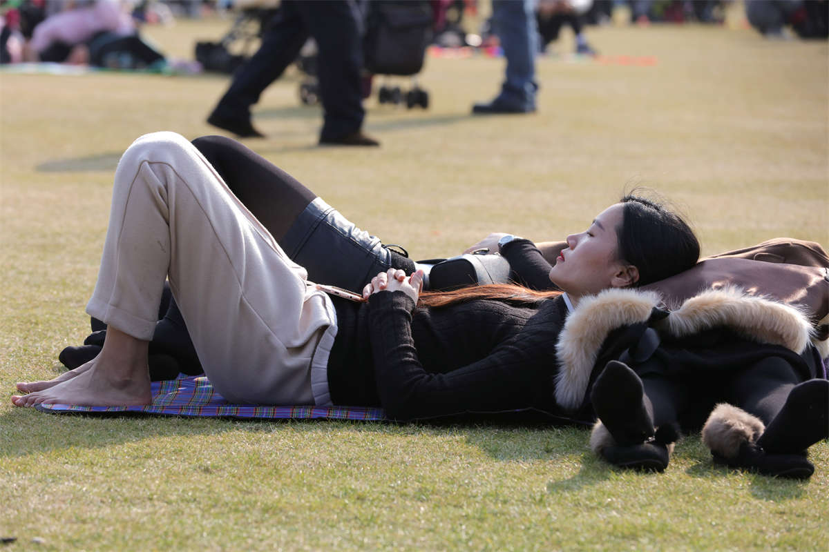 图片[2]-踏青公园街拍系列No.707 长发披肩的靓妹，果然长着一双标准的长趾美人足-日更街拍