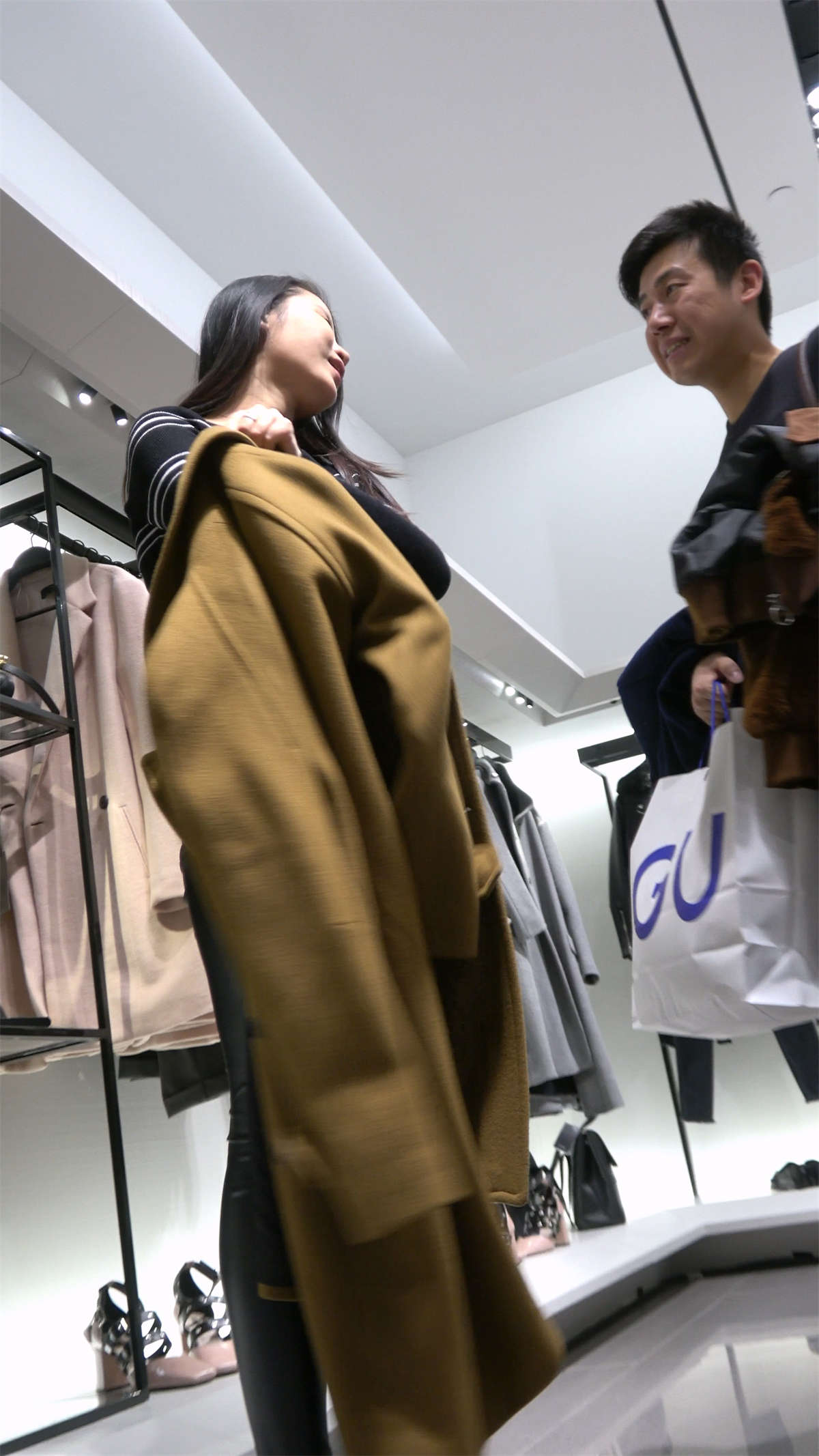 紧身皮裤苗条身材美女逛服装店-日更街拍