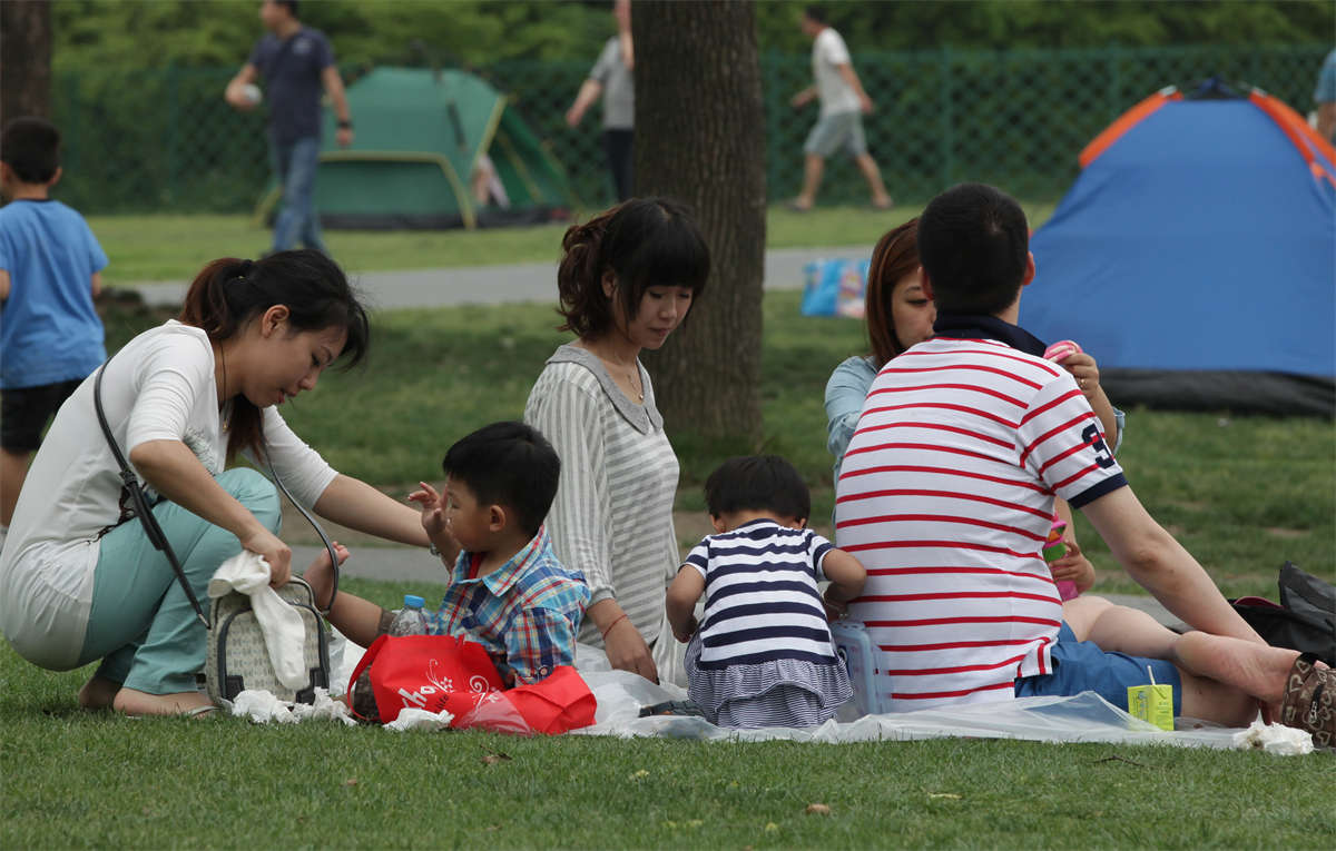 图片[2]-踏青公园街拍系列No.526 恬静少妇足底细嫩无瑕-日更街拍