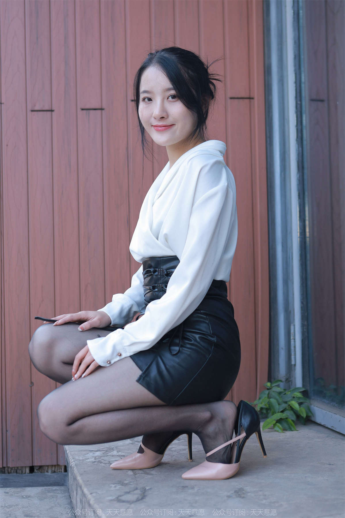 图片[2]-IESS异思趣向 2022.04.01 丝享家1046：婉萍 嘿丝皮裙街拍-日更街拍