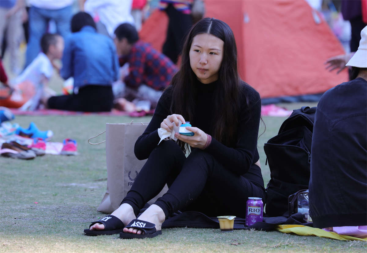 图片[2]-踏青公园街拍系列No.708 一双真正的少女雪肌素足-日更街拍