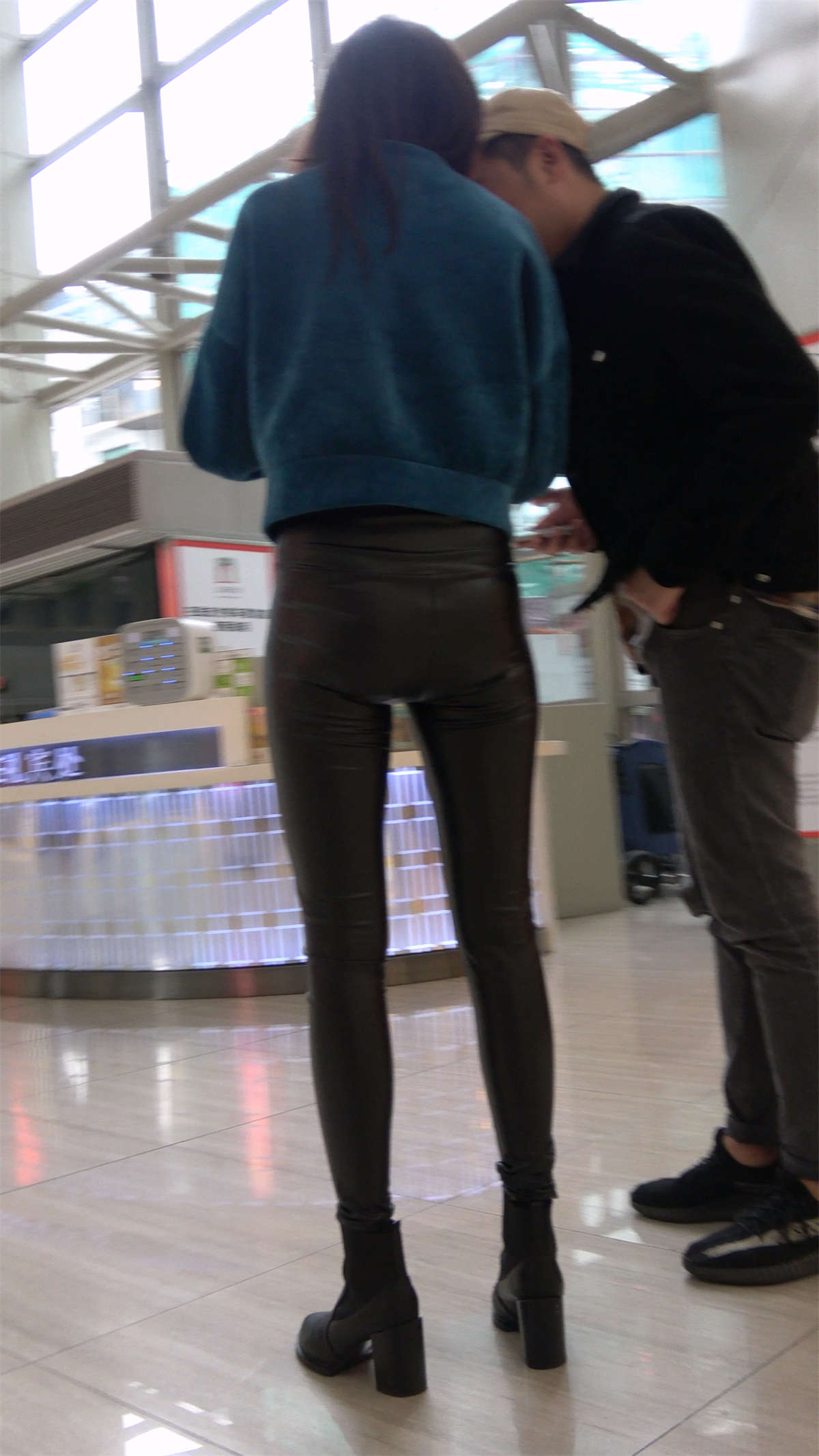 图片[2]-超性感紧身皮裤苗条身材女神-日更街拍