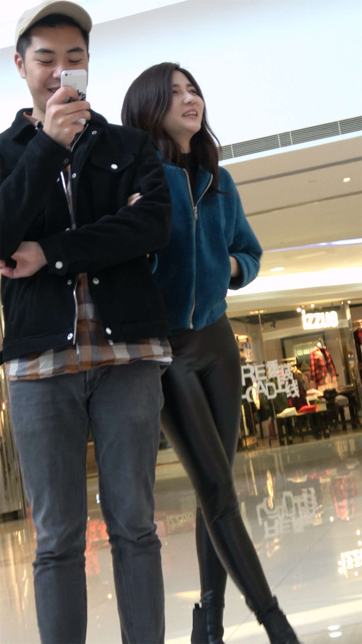 超性感紧身皮裤苗条身材女神-日更街拍