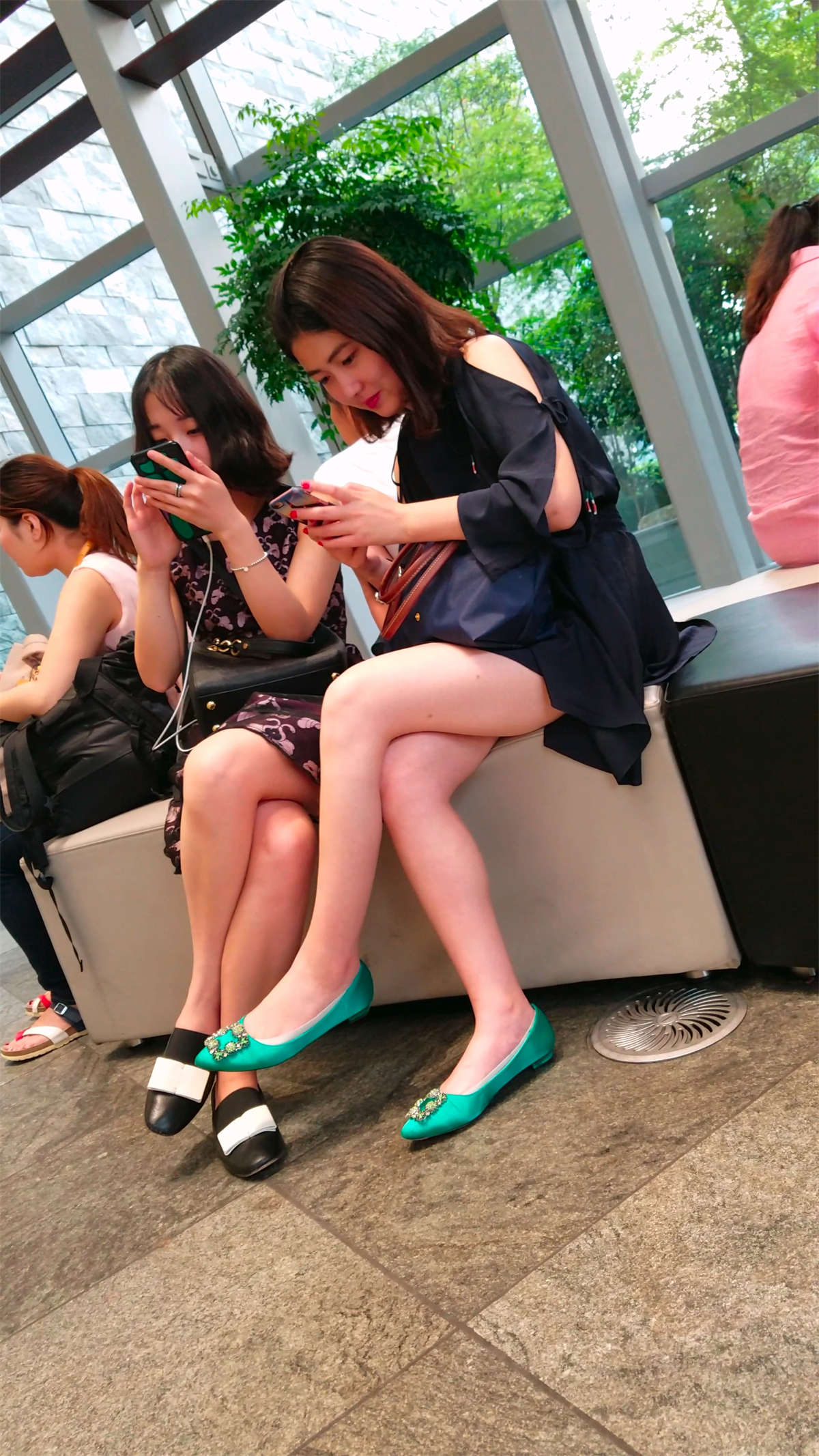 两位美女腿都不错-日更街拍