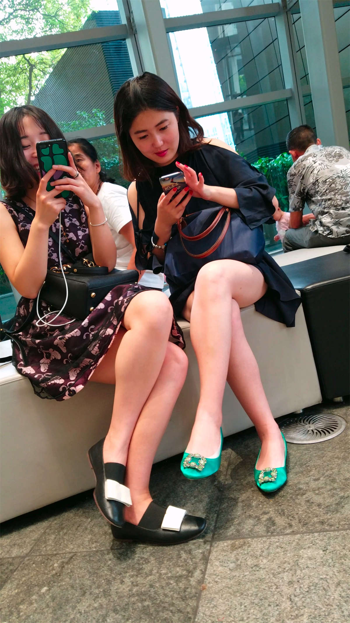 图片[2]-两位美女腿都不错-日更街拍