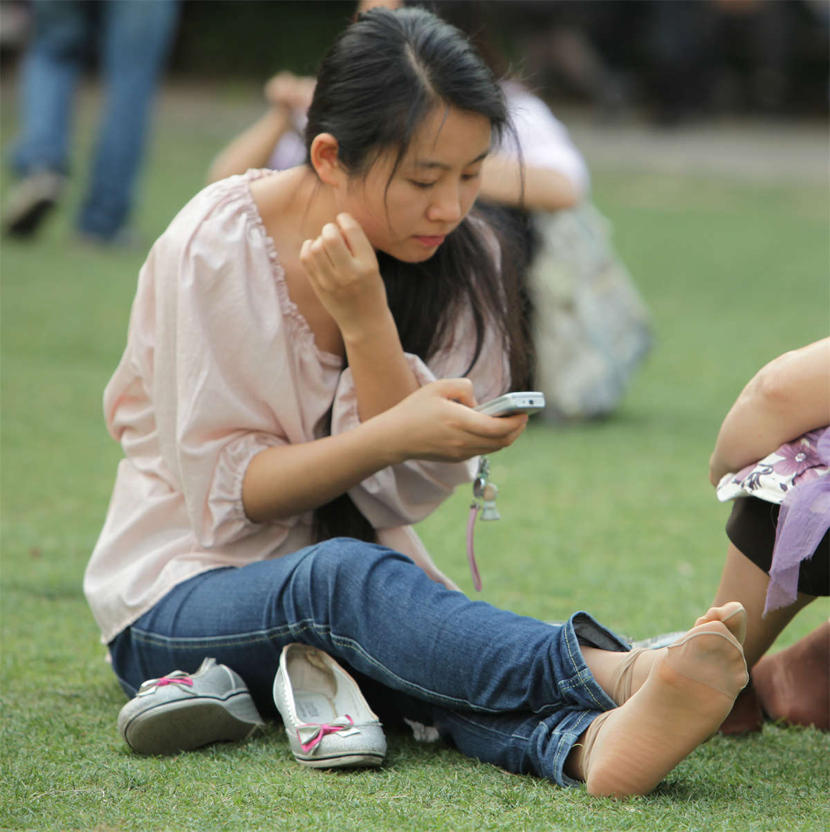 图片[2]-踏青公园街拍系列No.527 听说短肉丝的精髓是足底，这款完全可以满足你-日更街拍