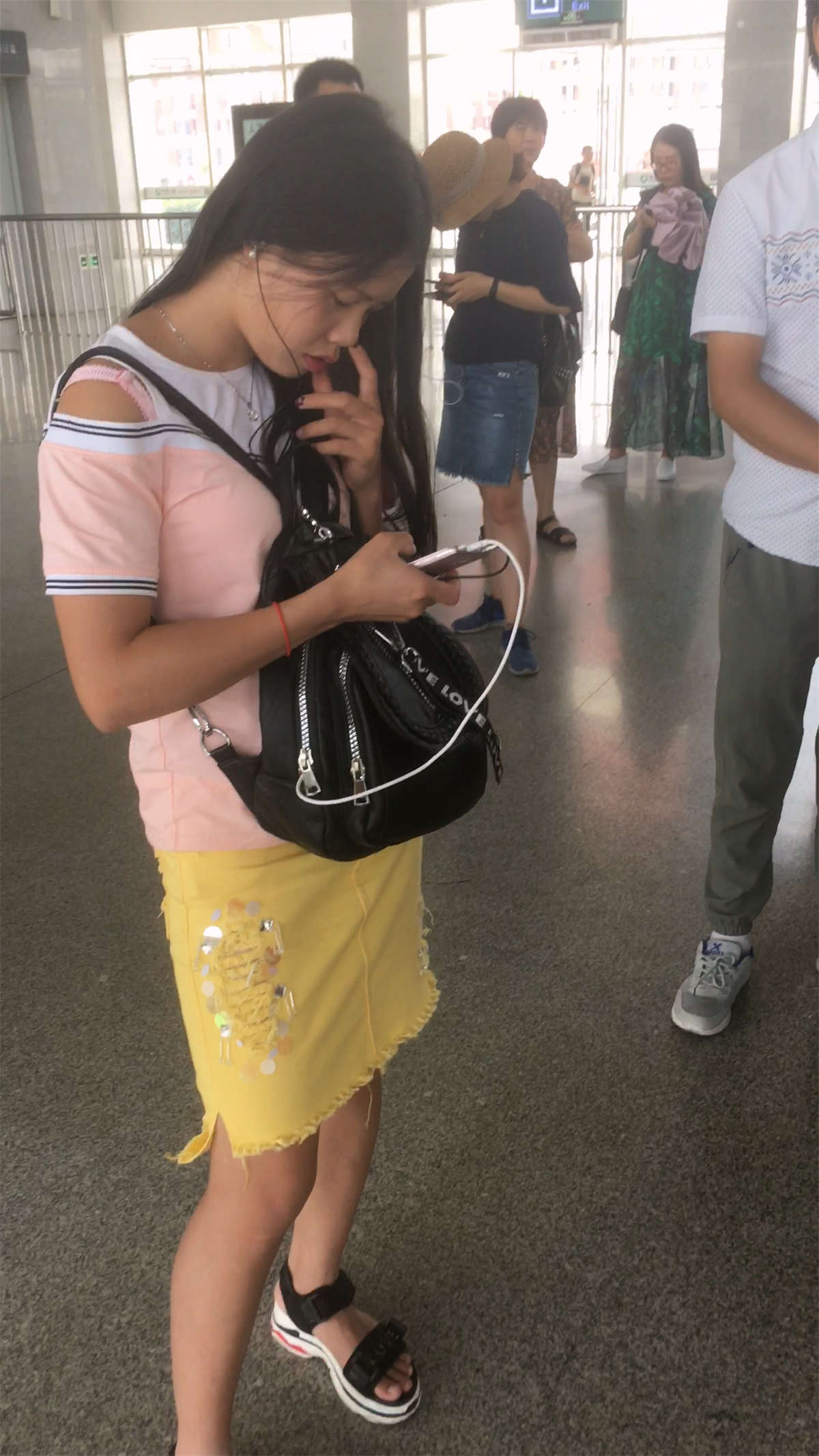 在排队的粉T恤黄色群小妹-日更街拍