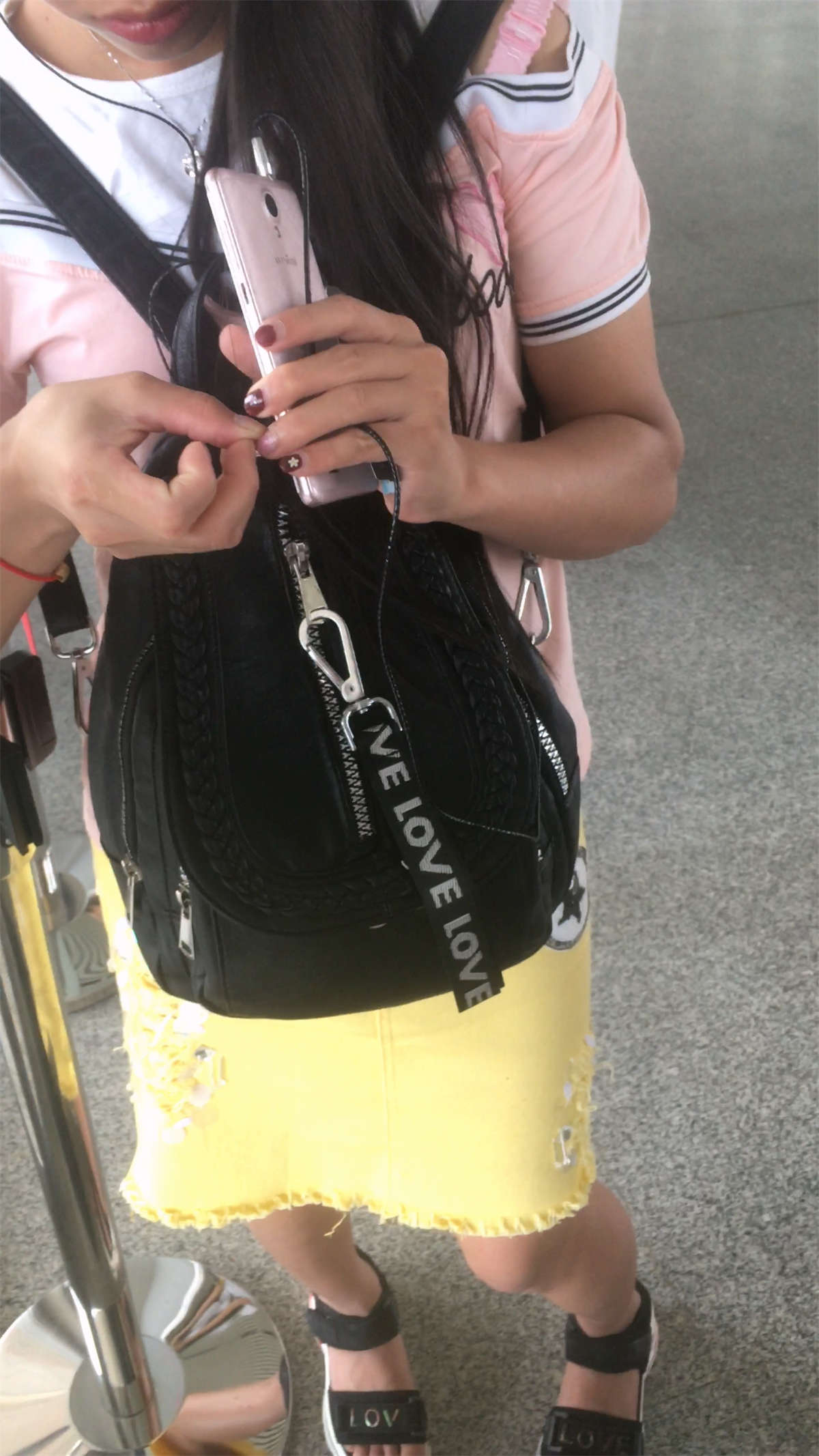 图片[2]-在排队的粉T恤黄色群小妹-日更街拍