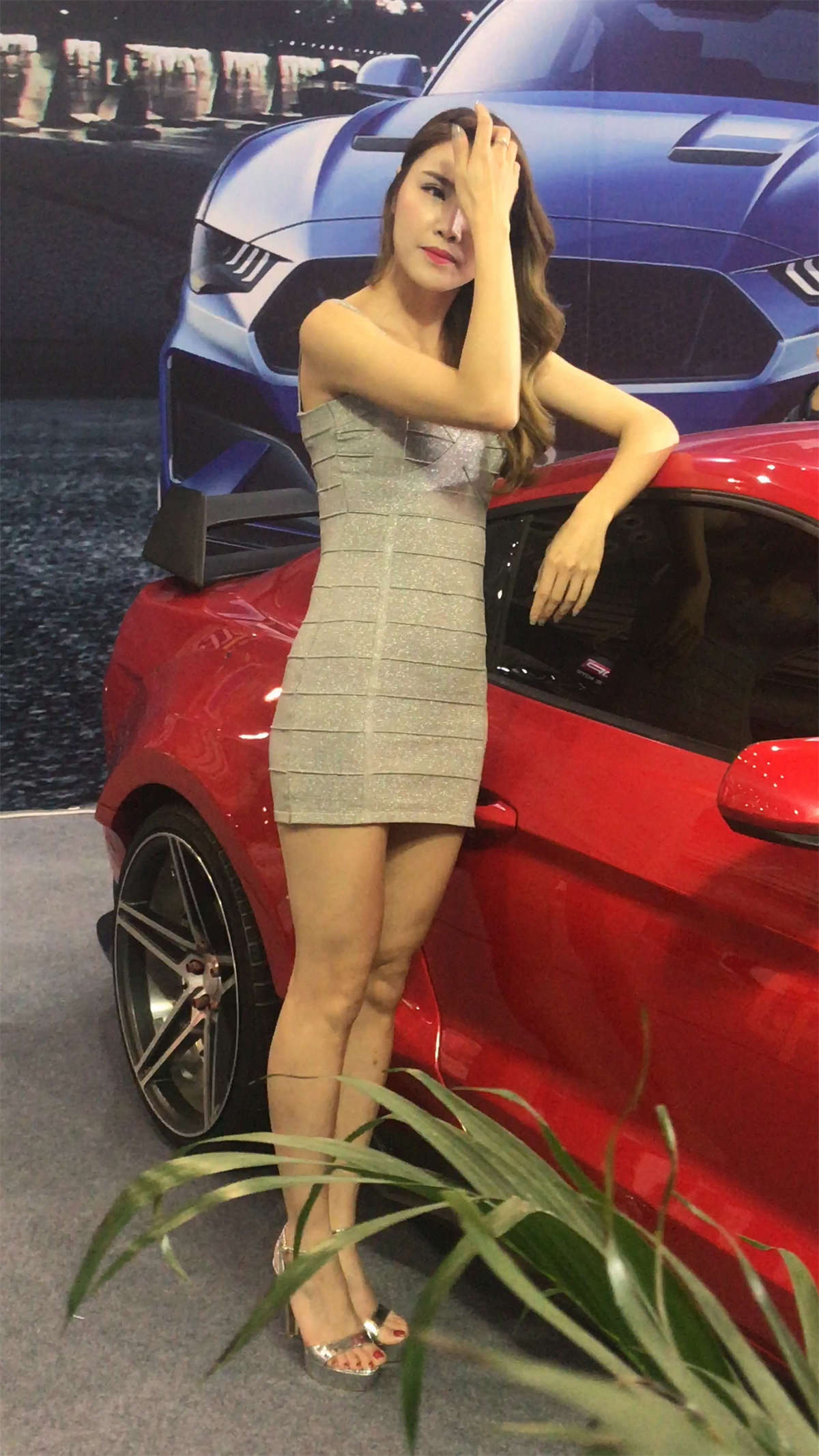 图片[2]-性感短裙高跟靓模-日更街拍