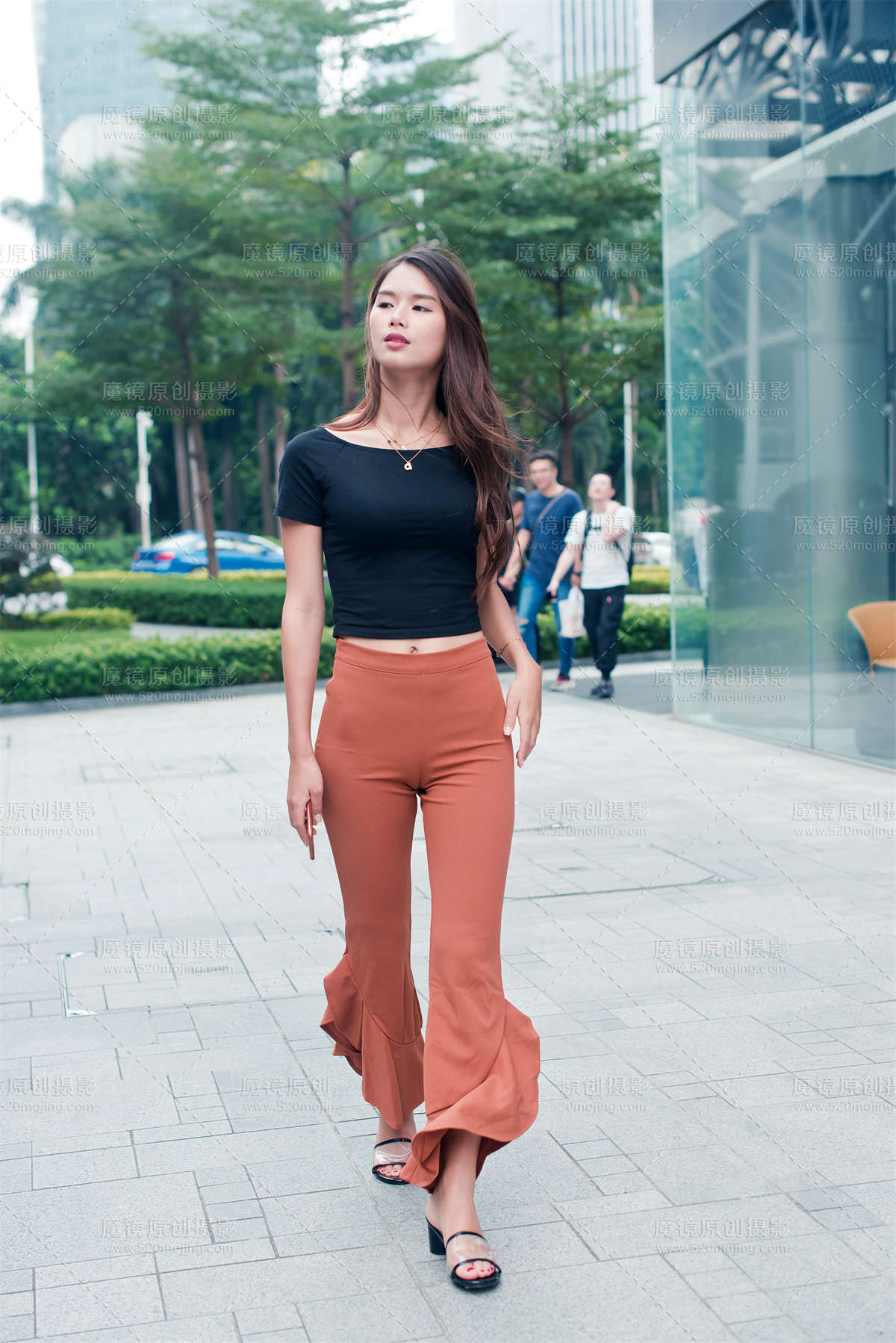 【御风行者模拍作品】紧身霓虹喇叭裤美女-日更街拍