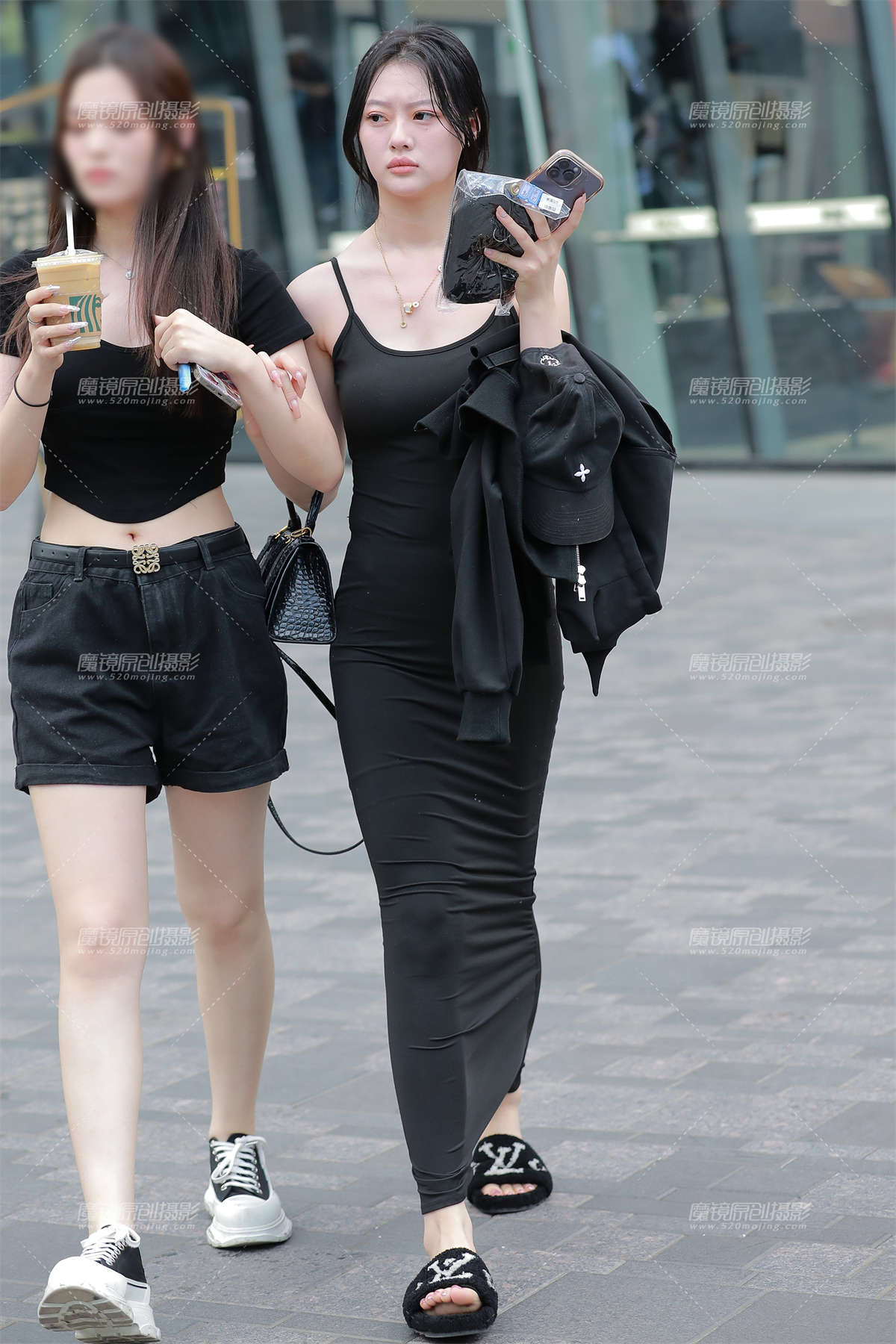 图片[2]-【玻璃街拍】性感黑色包臀裙美女-日更街拍