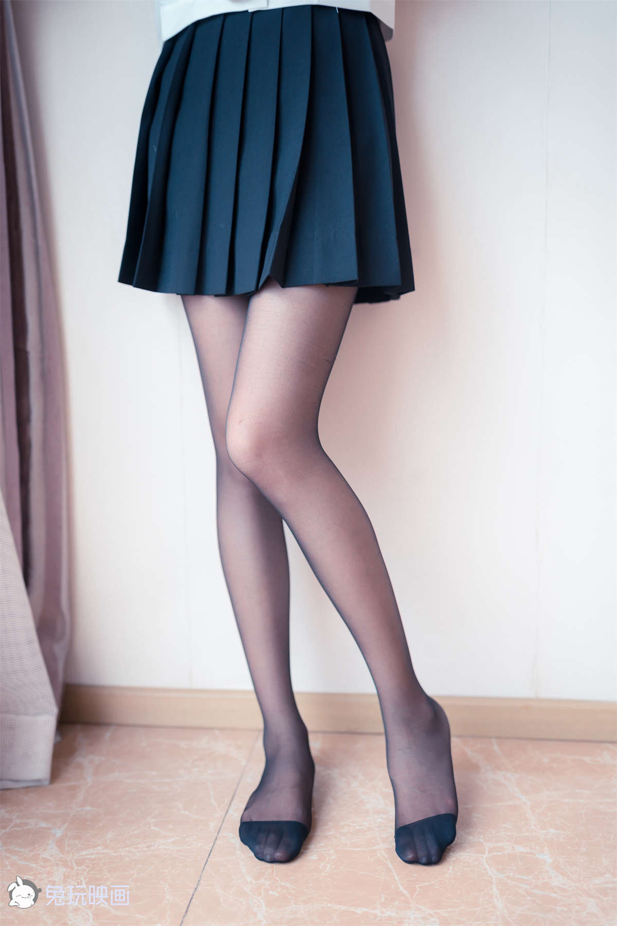 兔玩映画 B75.005 黑丝和百褶裙插图1