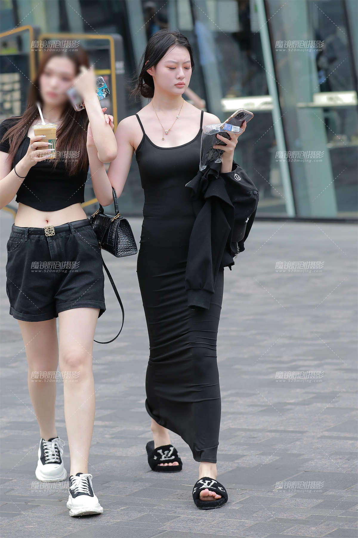 【玻璃街拍】性感黑色包臀裙美女-日更街拍