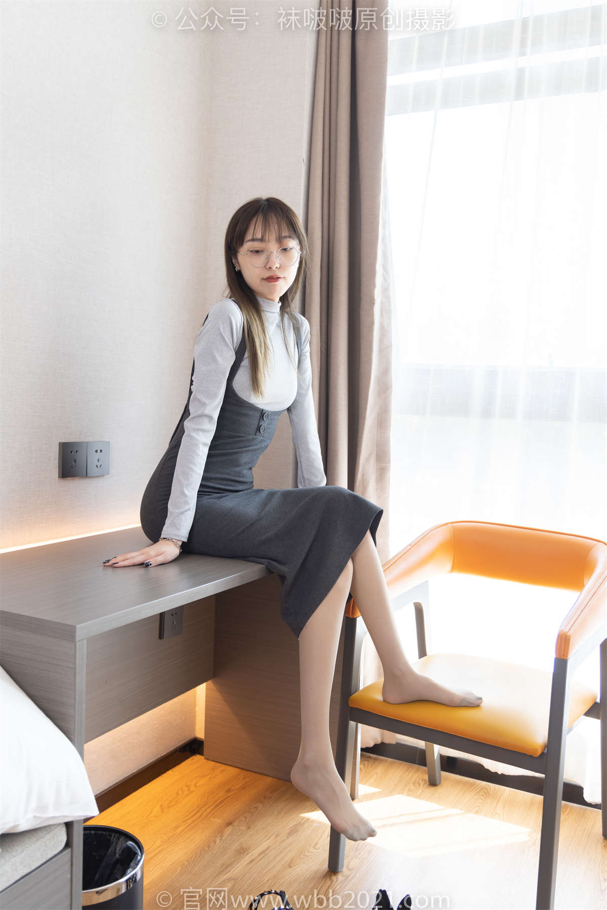 袜啵啵 No.309 稚予-两双高跟鞋、灰丝（脚尖加固款）、白丝（脚尖加固款）、裸足（黑色美甲）、踩奶油蛋糕剧情（仅剧情版包含）剧情版-日更街拍