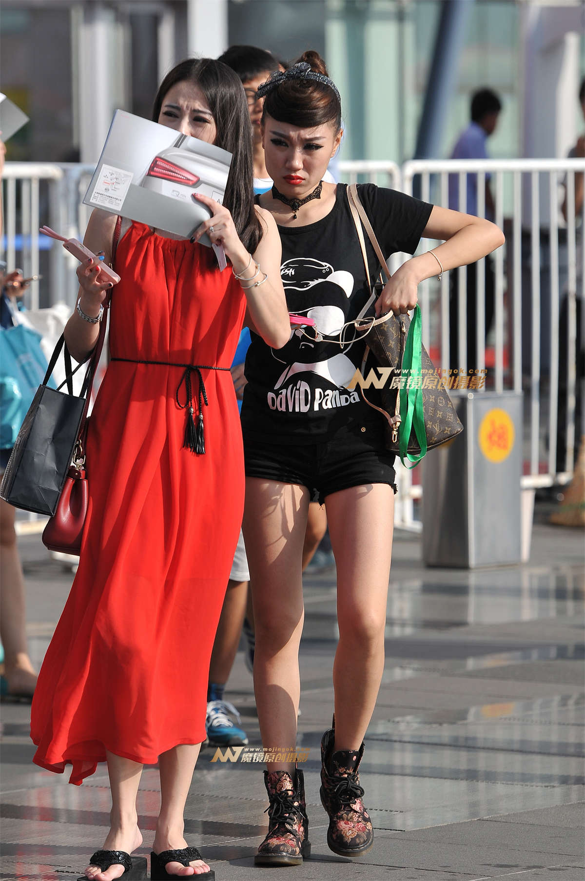 散场时两位美女-日更街拍