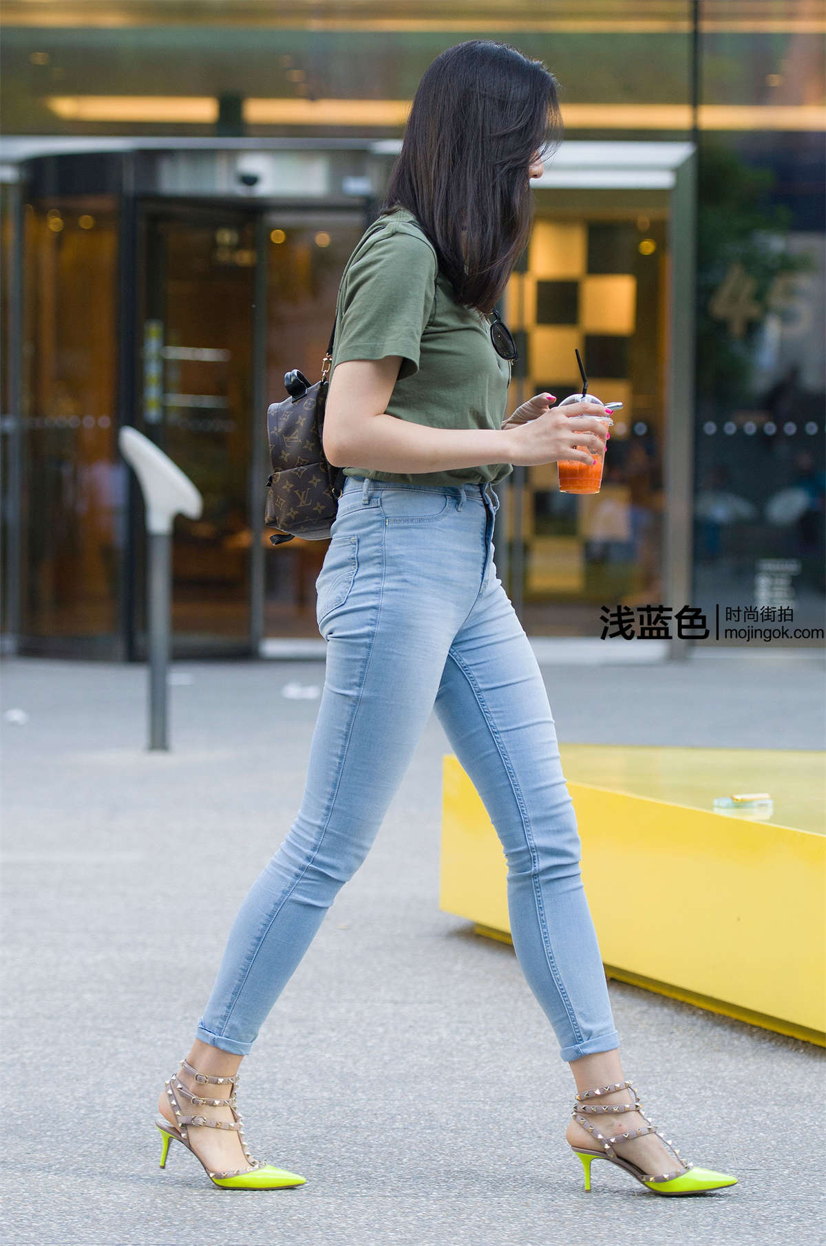 浅色紧牛（20p）-日更街拍