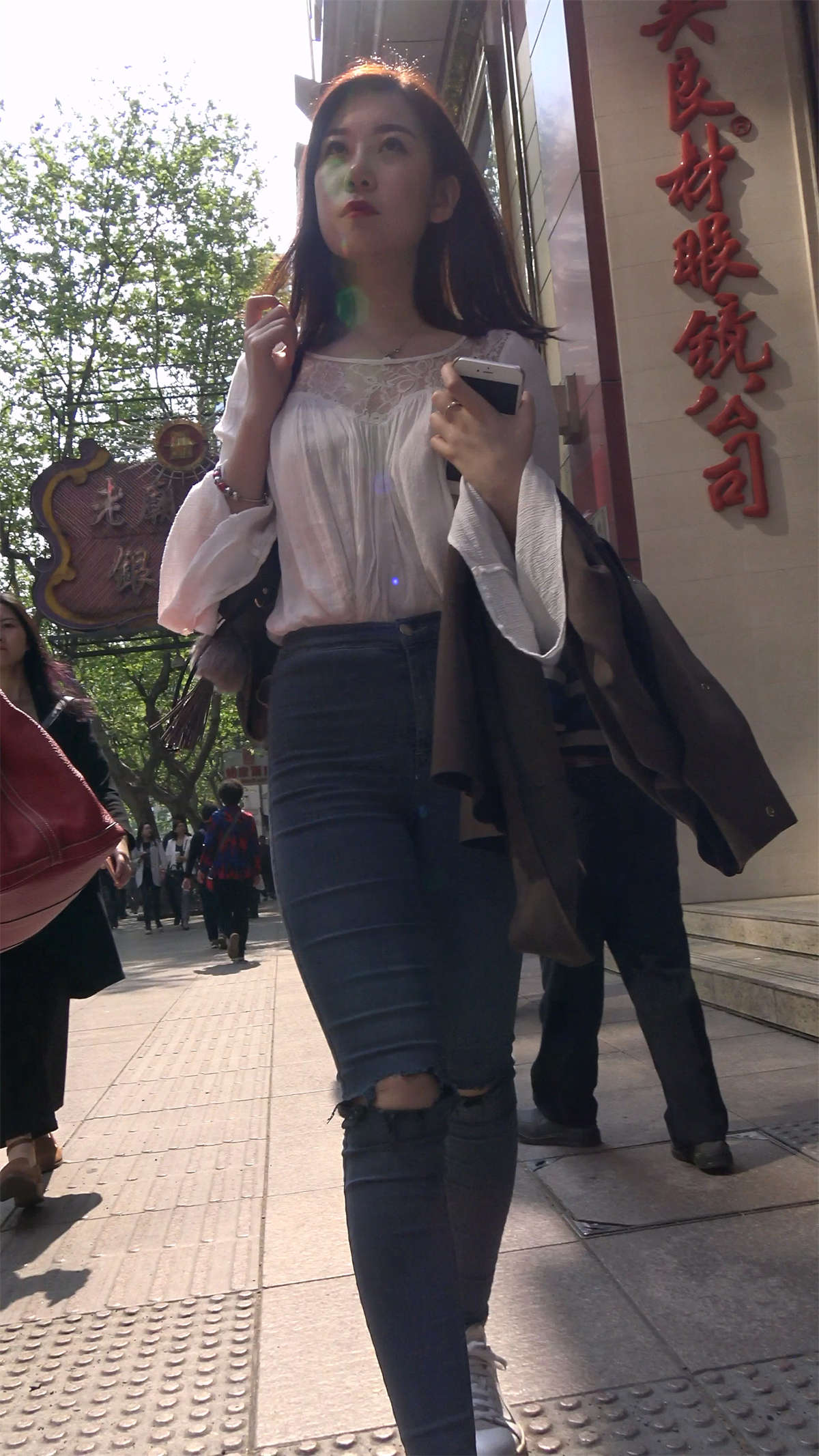 白衬衫紧身蓝牛街拍美臀美女姐姐1-日更街拍