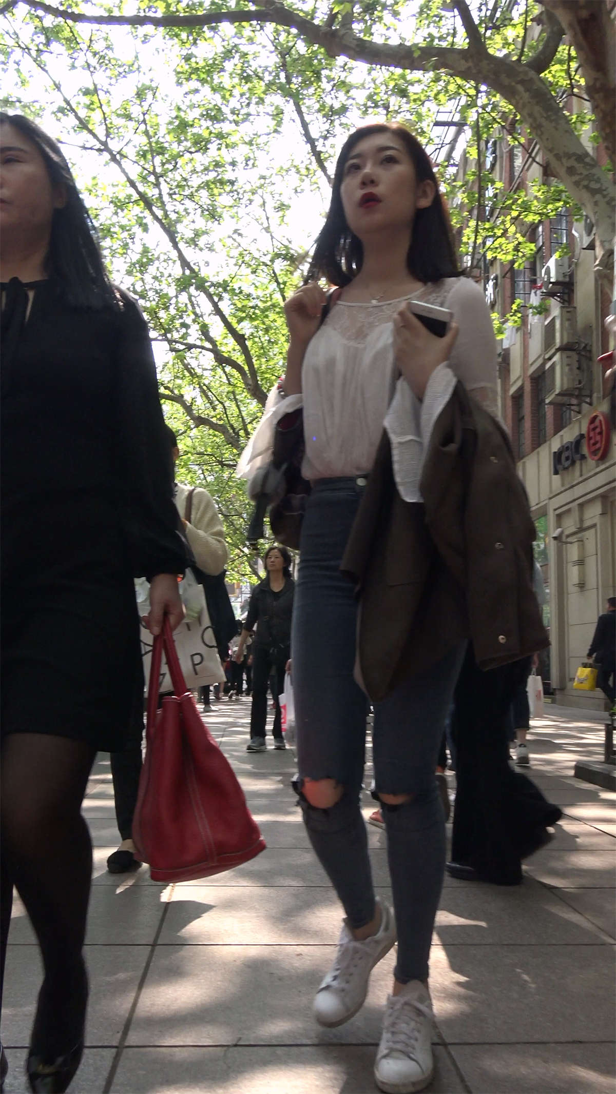 图片[2]-白衬衫紧身蓝牛街拍美臀美女姐姐1-日更街拍