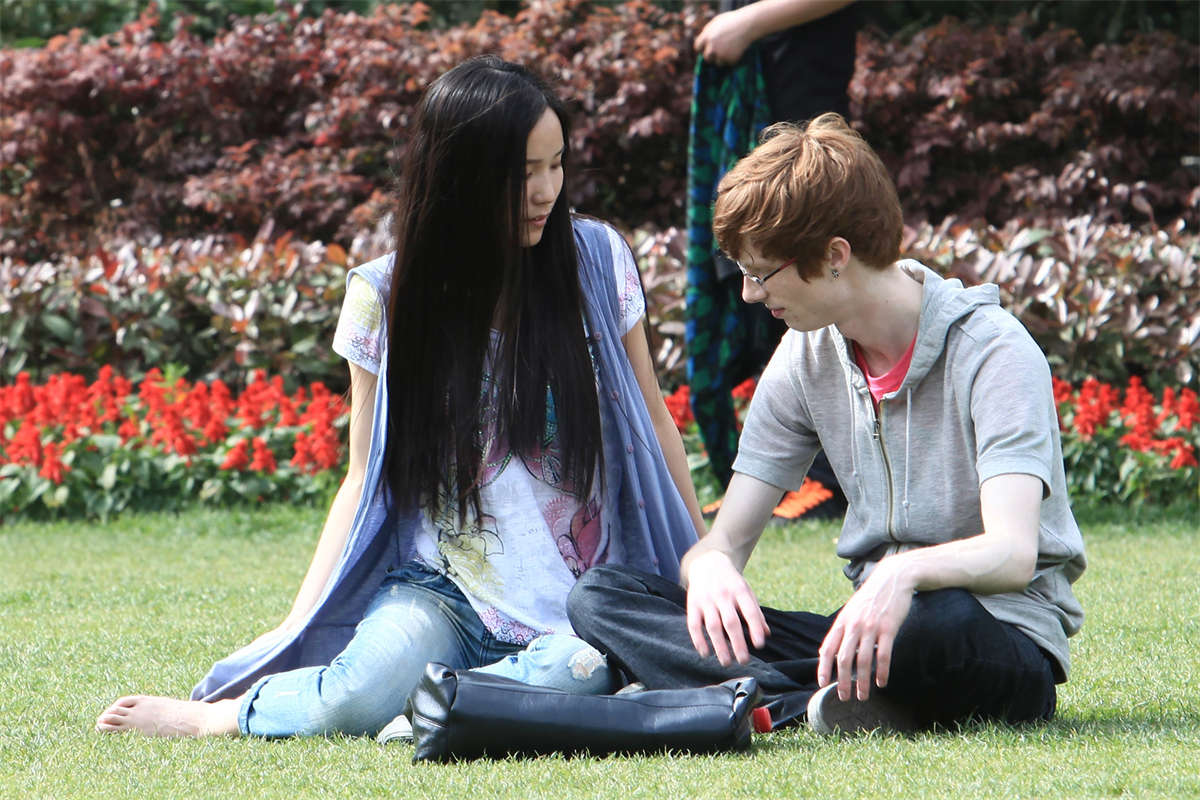 图片[2]-踏青公园街拍系列No.709 一双红润玉足领衔的草地圆舞曲-日更街拍