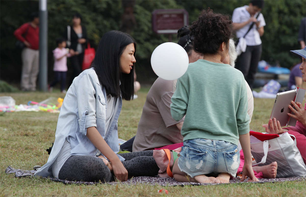 图片[2]-踏青公园街拍系列No.529 同坐美女都是美脚，正好一网打尽-日更街拍