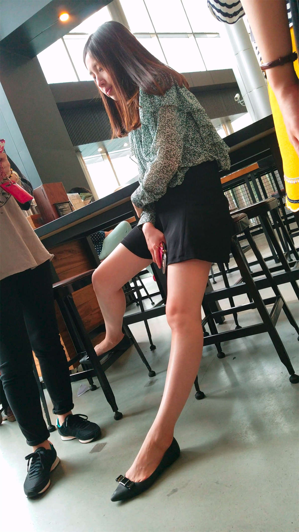 超短裙子美女腿很白-日更街拍