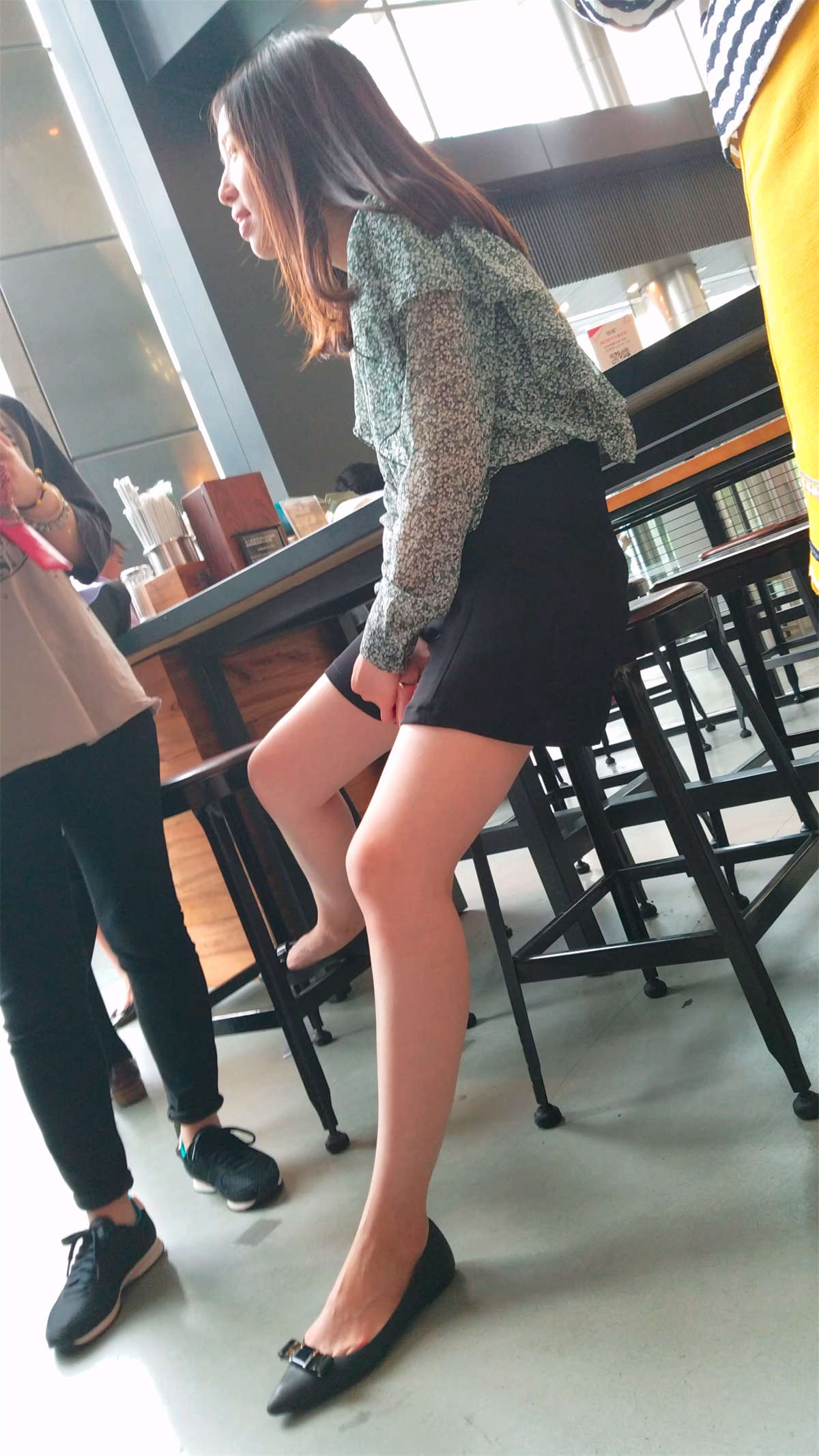 图片[2]-超短裙子美女腿很白-日更街拍