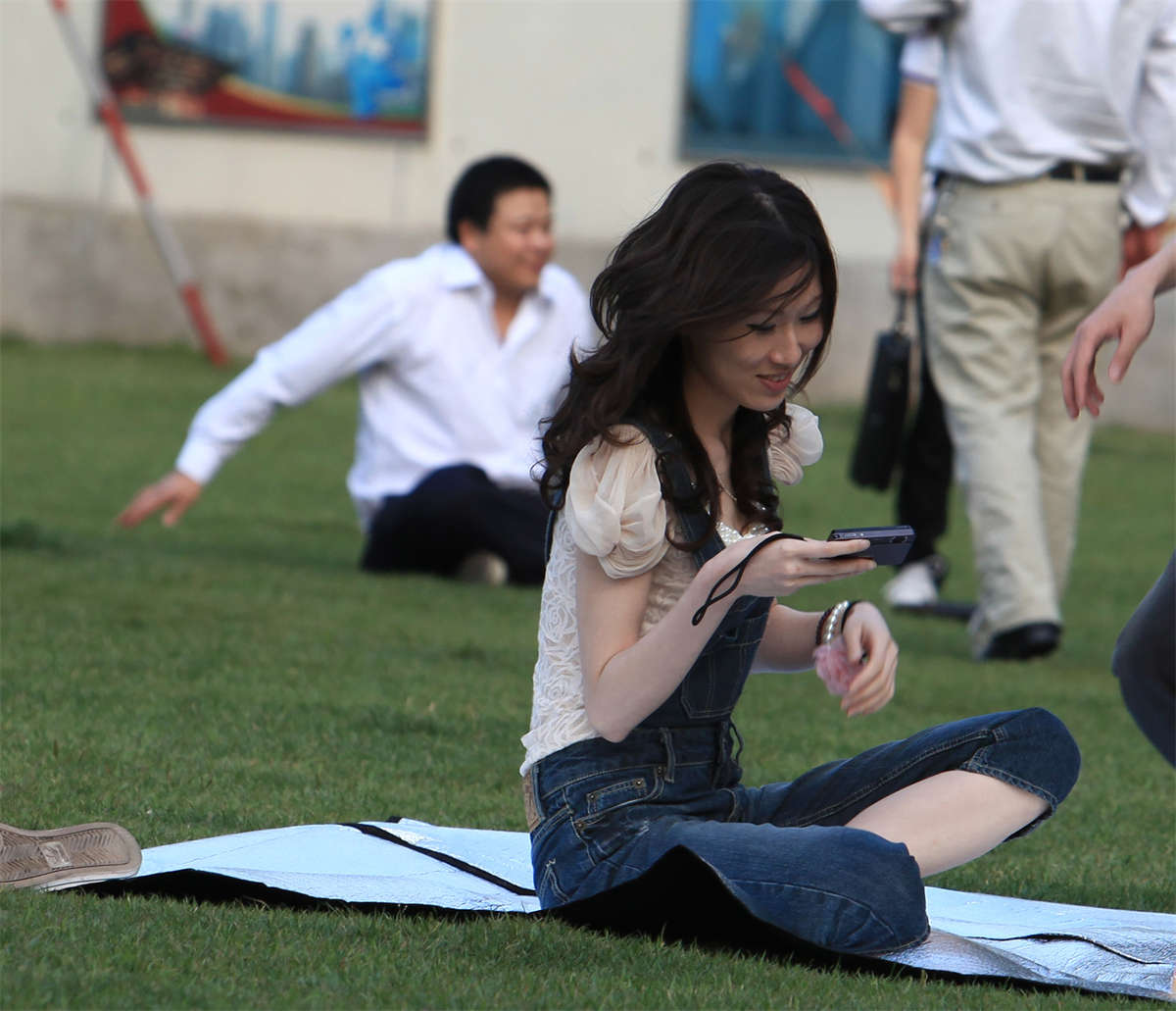 图片[2]-踏青公园街拍系列No.710 绝美少女纯白素足-日更街拍