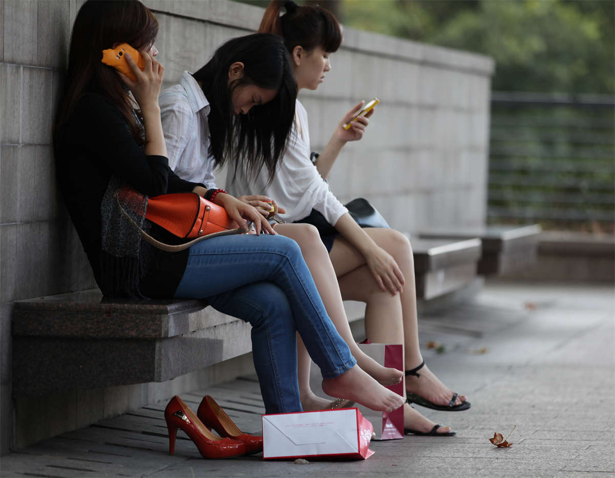 图片[2]-踏青公园街拍系列No.530 同座三个女孩，二丝一裸，皆有看点-日更街拍