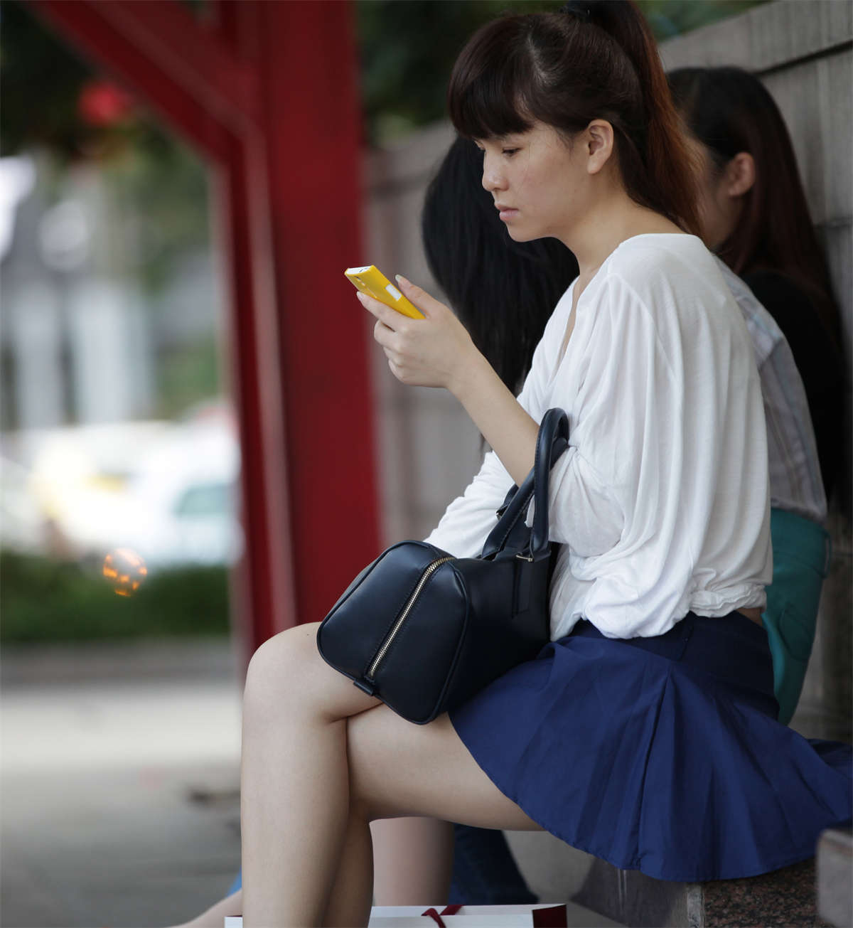 踏青公园街拍系列No.530 同座三个女孩，二丝一裸，皆有看点-日更街拍