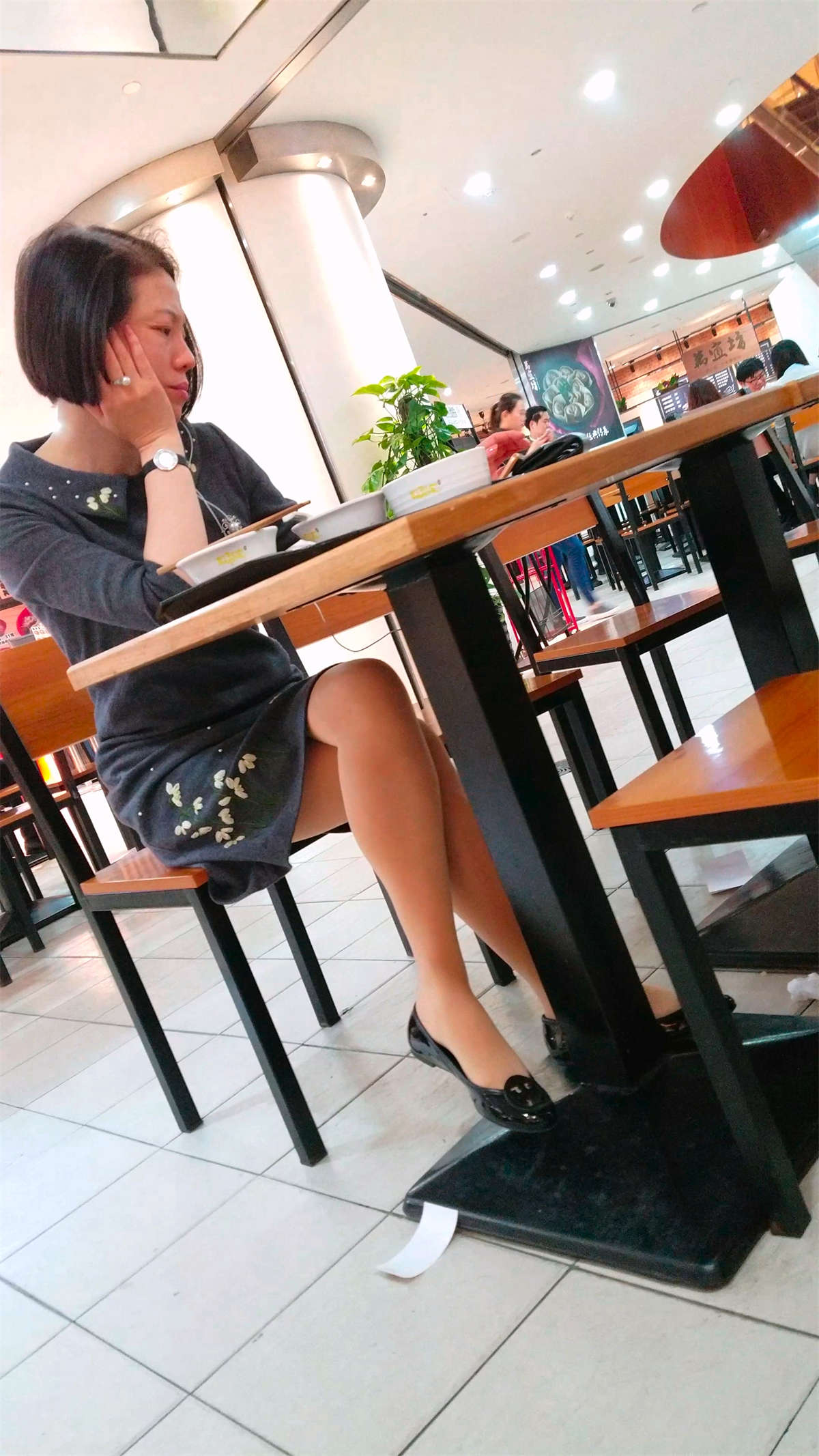 吃饭的肉丝高跟鞋美女-日更街拍