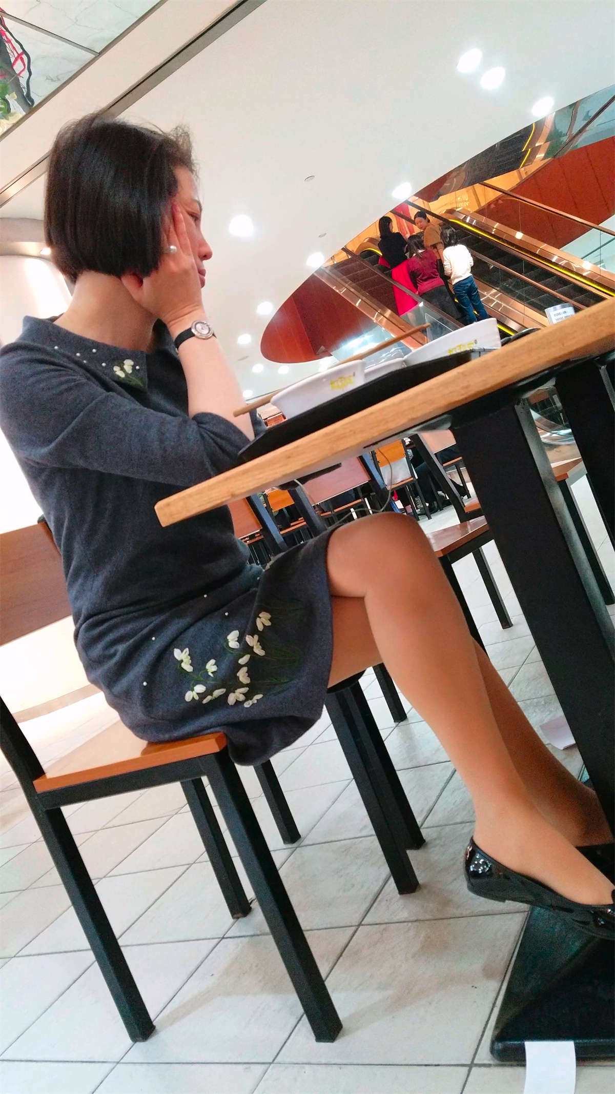 图片[2]-吃饭的肉丝高跟鞋美女-日更街拍