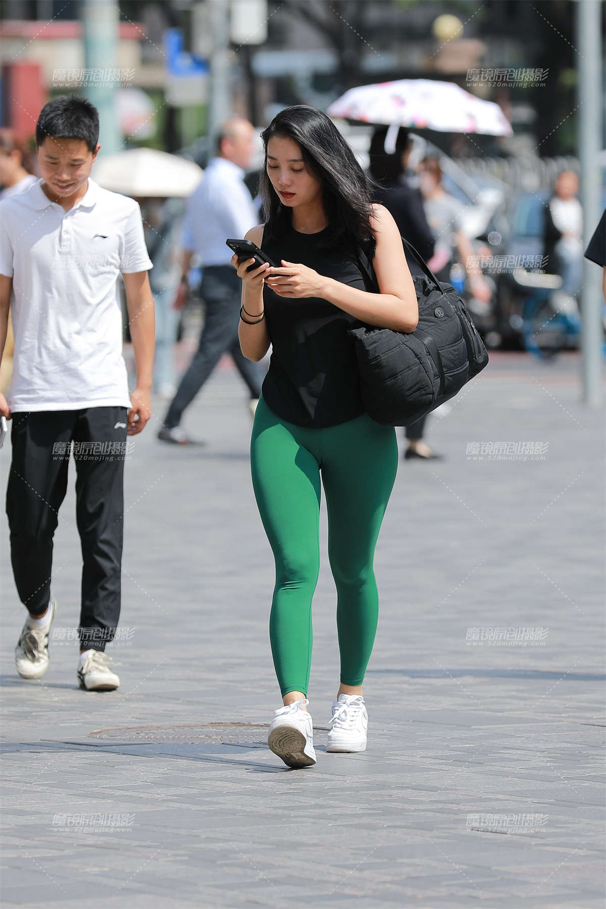图片[2]-【玻璃街拍】瑜伽紧身裤小姐姐-日更街拍