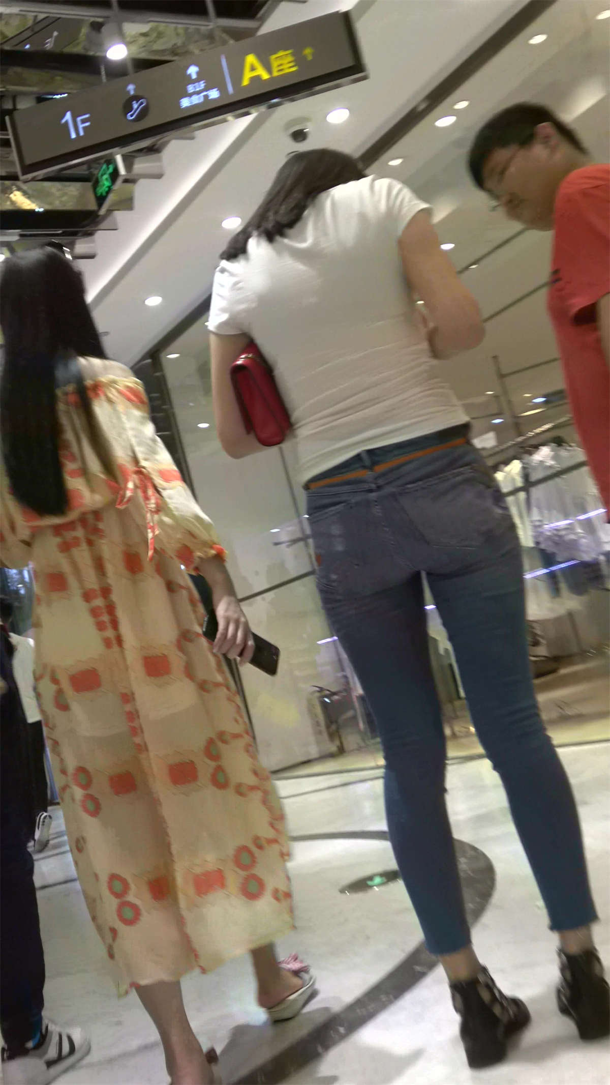 图片[2]-超紧蓝牛白T恤诱惑身材美女-日更街拍