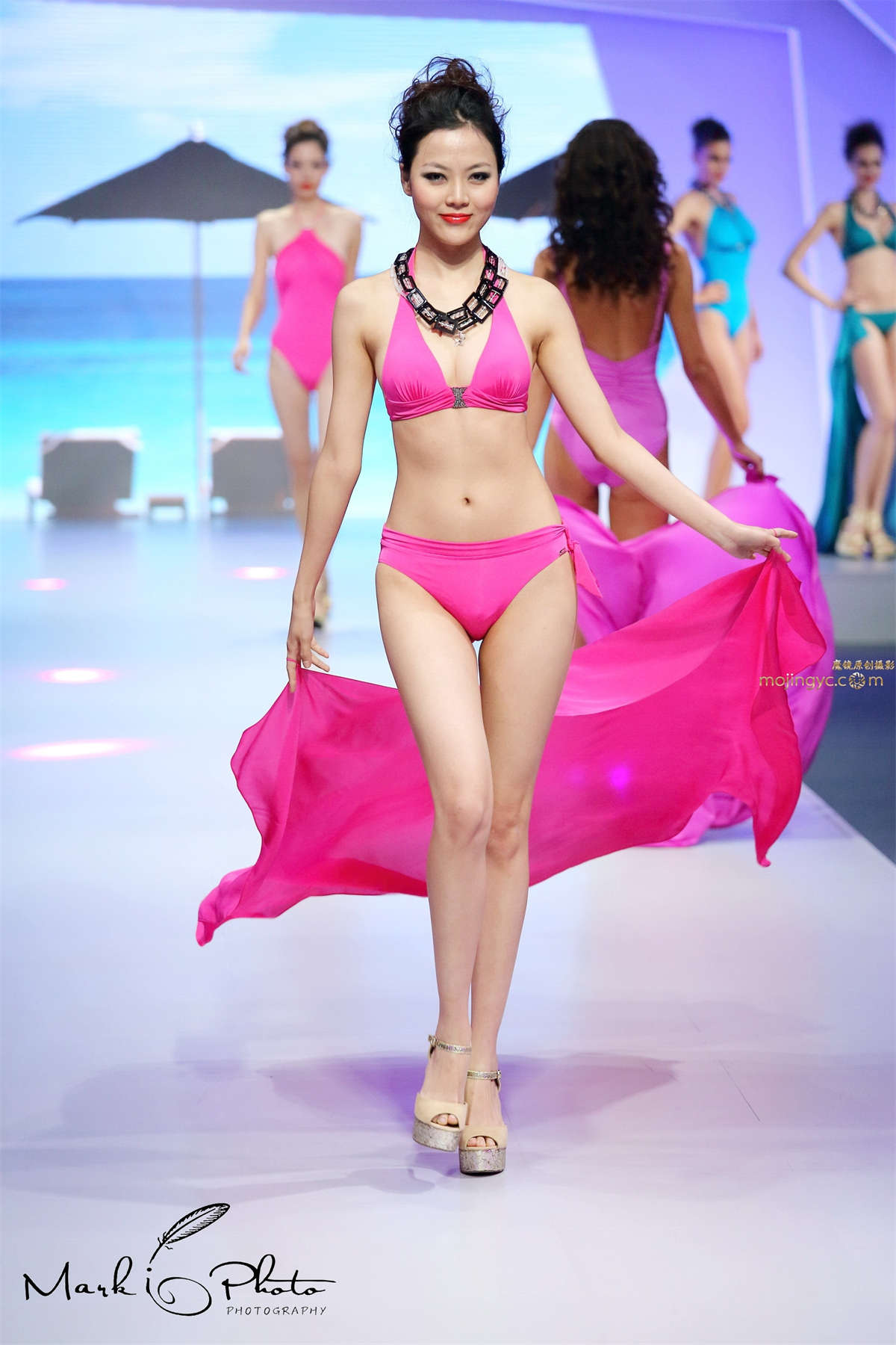 华丽的内衣展-日更街拍