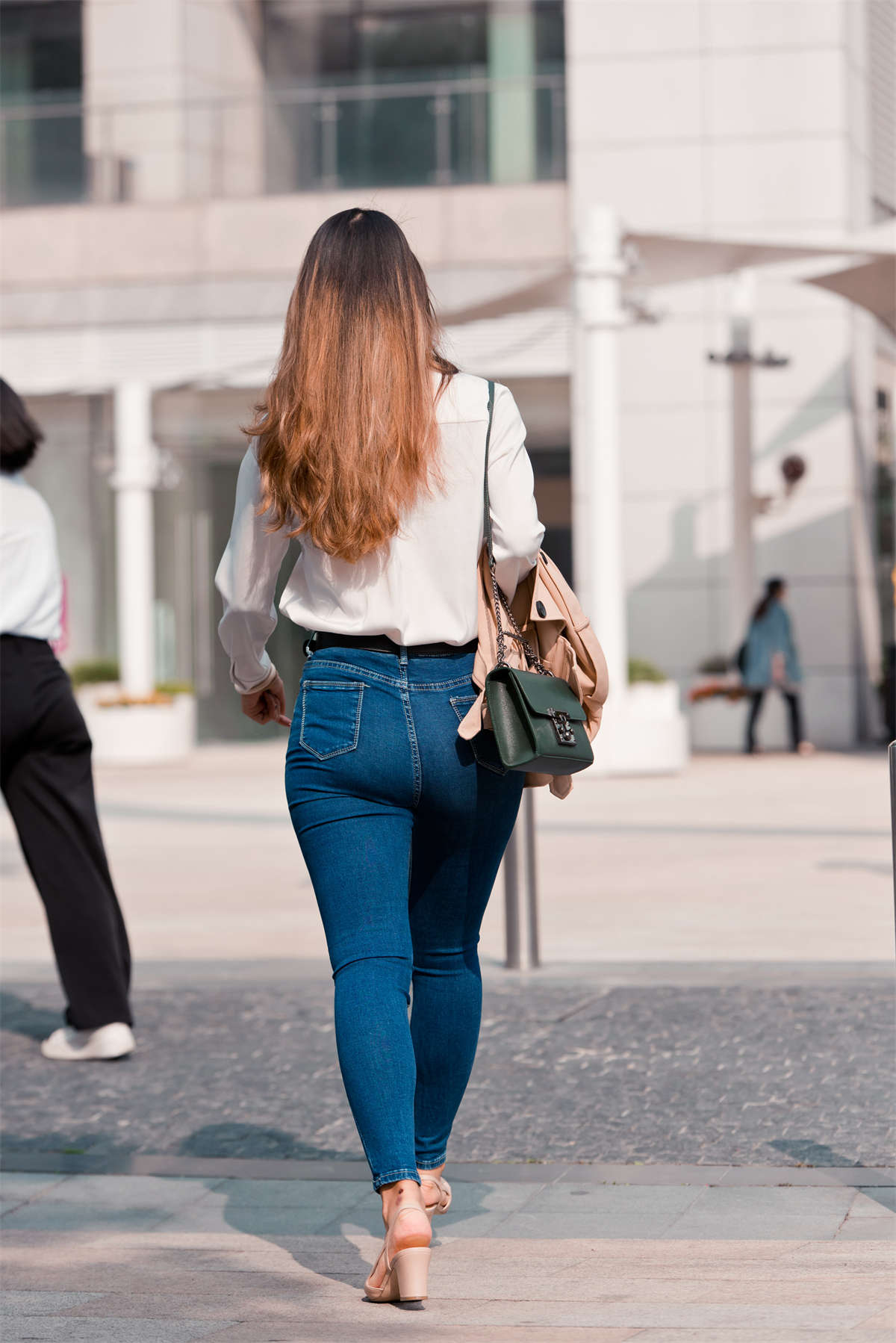 图片[2]-【御风街拍】丰硕的紧牛女郎-日更街拍