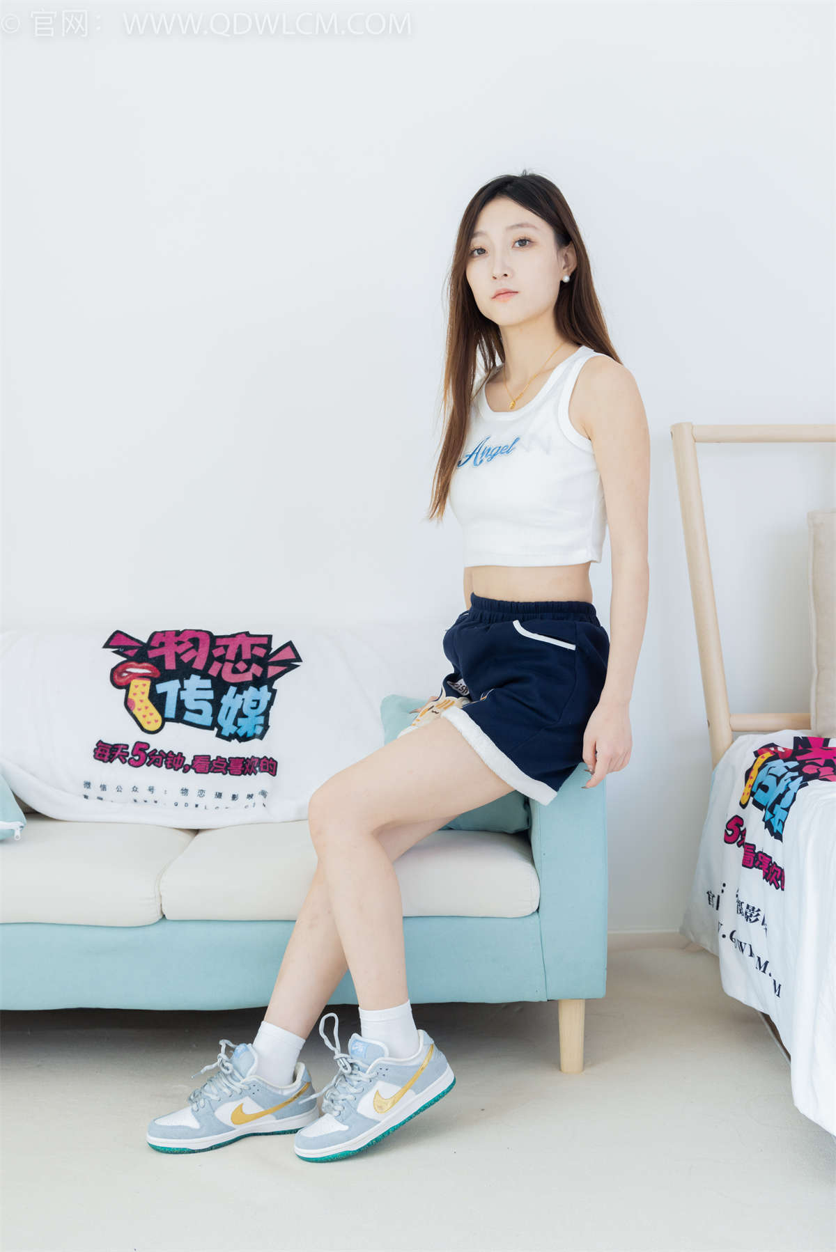 物恋传媒 NO.1749 芒芒-缺失的月-日更街拍