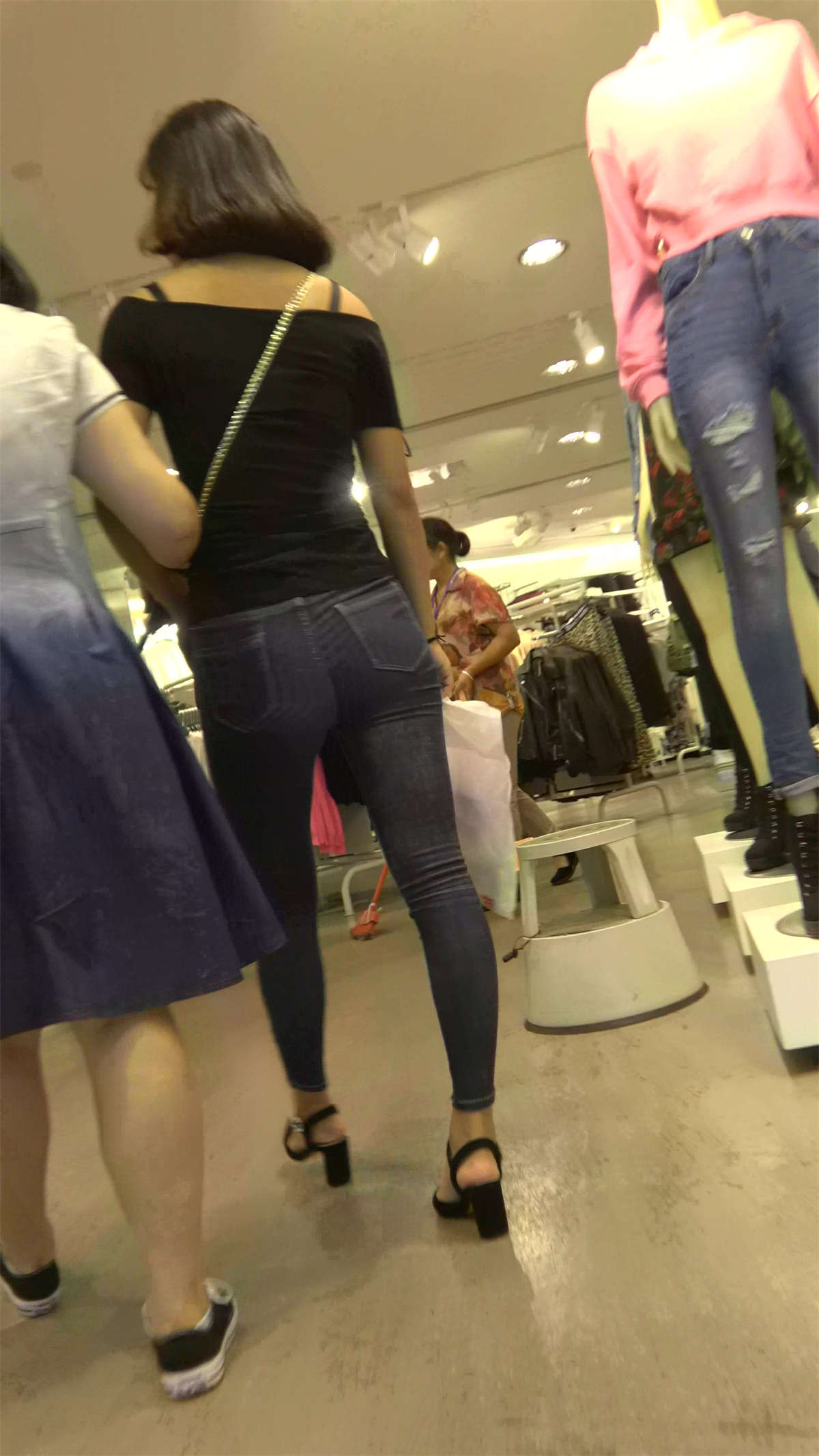 图片[2]-超紧身蓝色牛仔裤性感女神姐姐-日更街拍