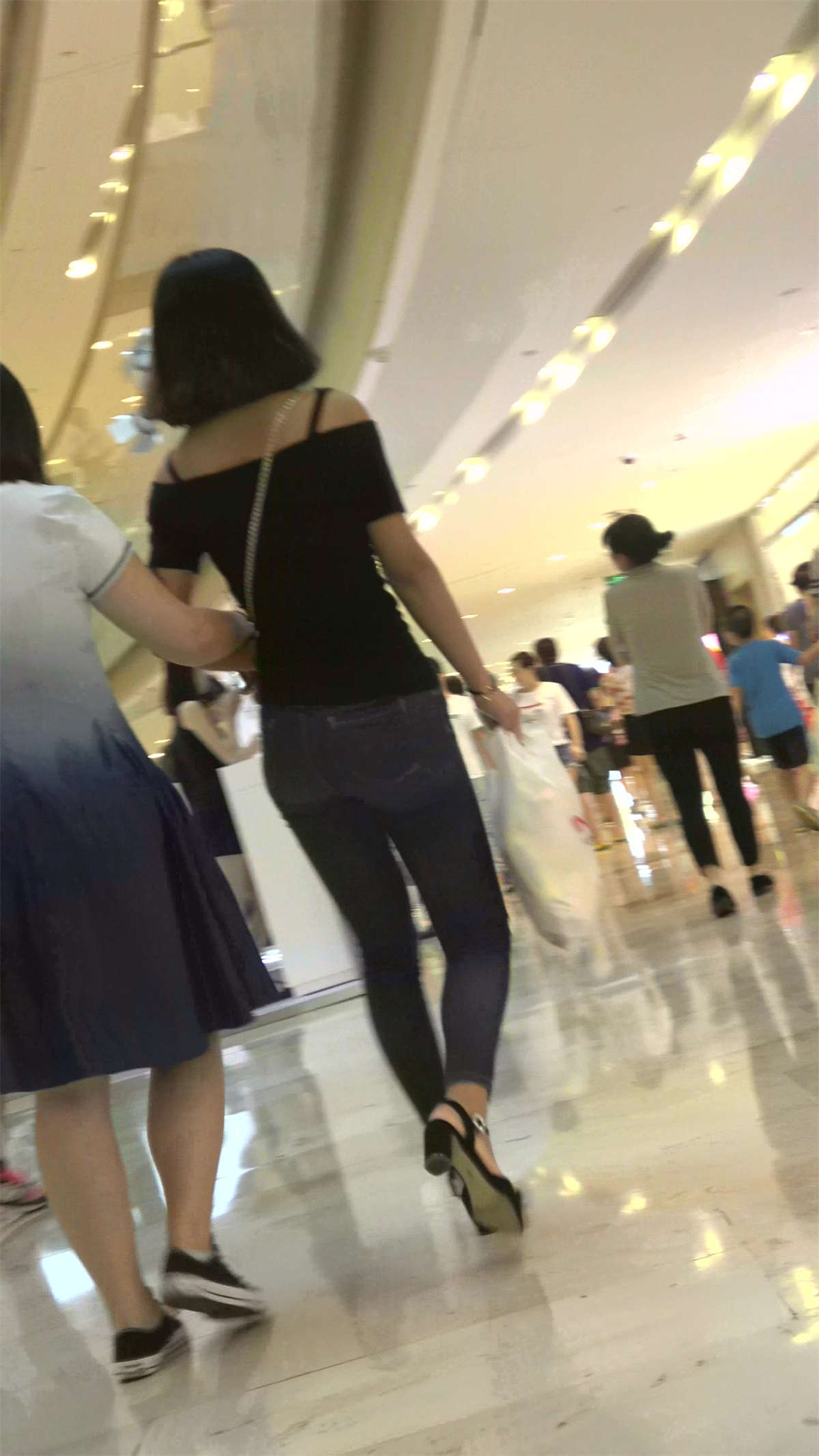 超紧身蓝色牛仔裤性感女神姐姐-日更街拍