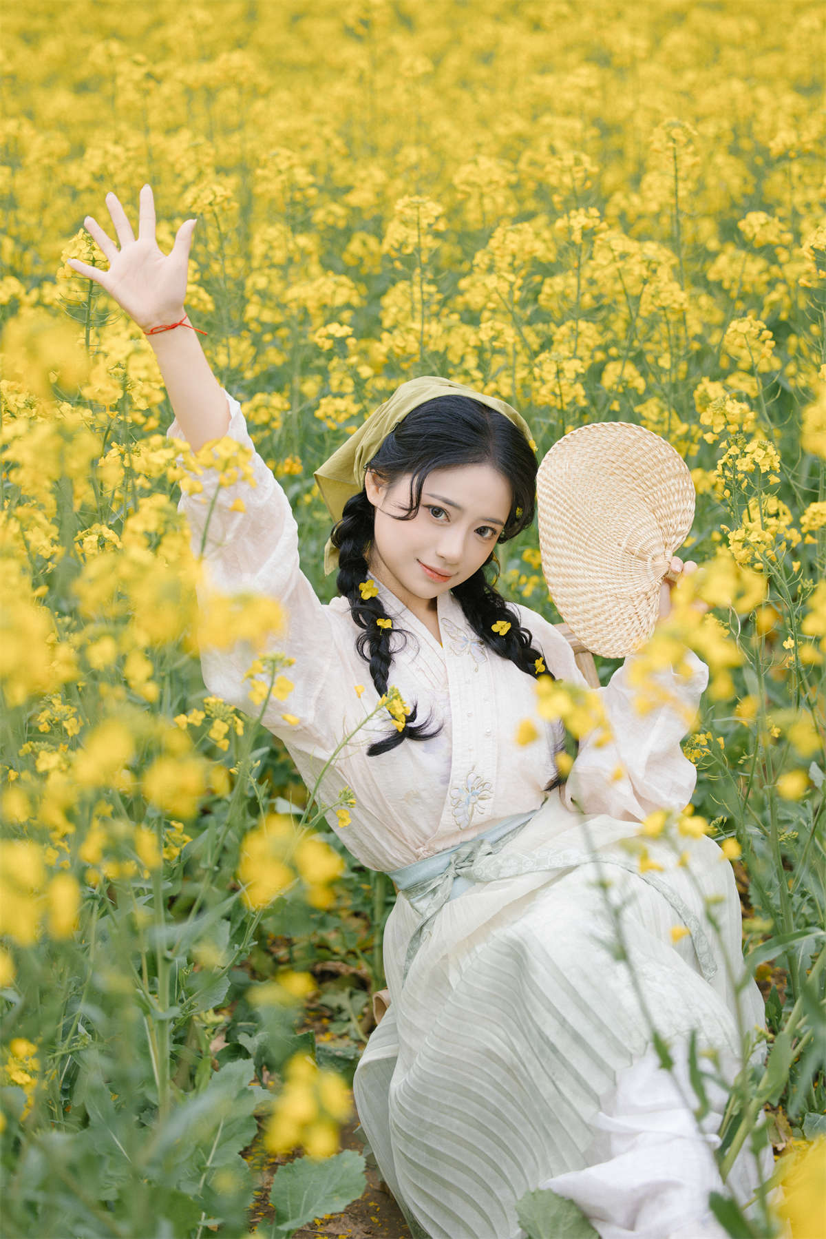 YITUYU艺图语 2024.10.29 油菜花与少女 衔鹿-日更街拍