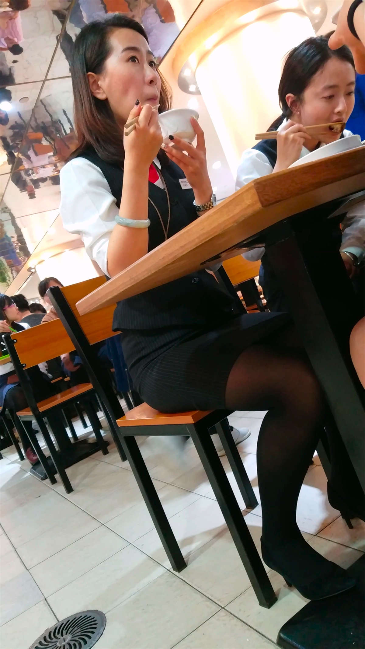 吃饭的黑色丝袜气质长腿美女-日更街拍