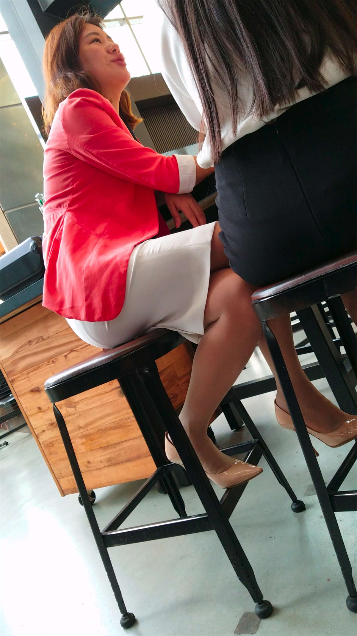 图片[2]-红色上衣白色短裙肉丝高跟-日更街拍