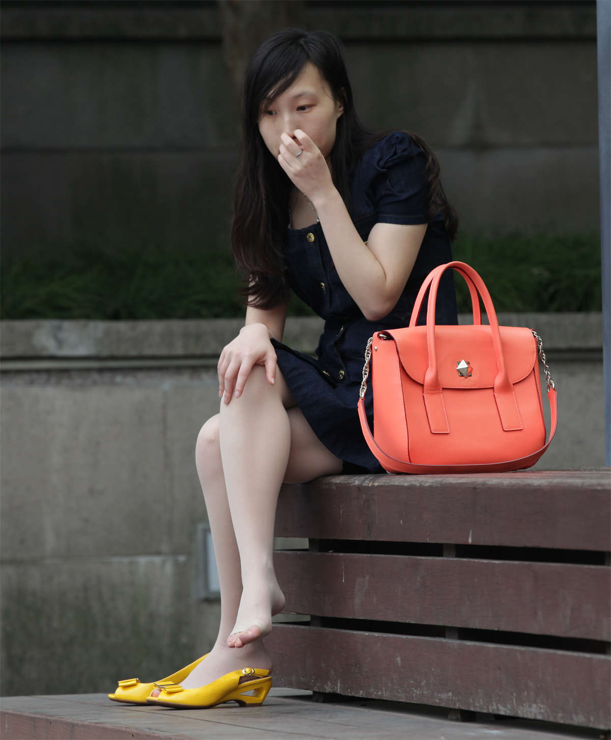 图片[2]-踏青公园街拍系列No.533 脱下鱼嘴，原来是为鱼嘴定制的长丝露趾袜-日更街拍