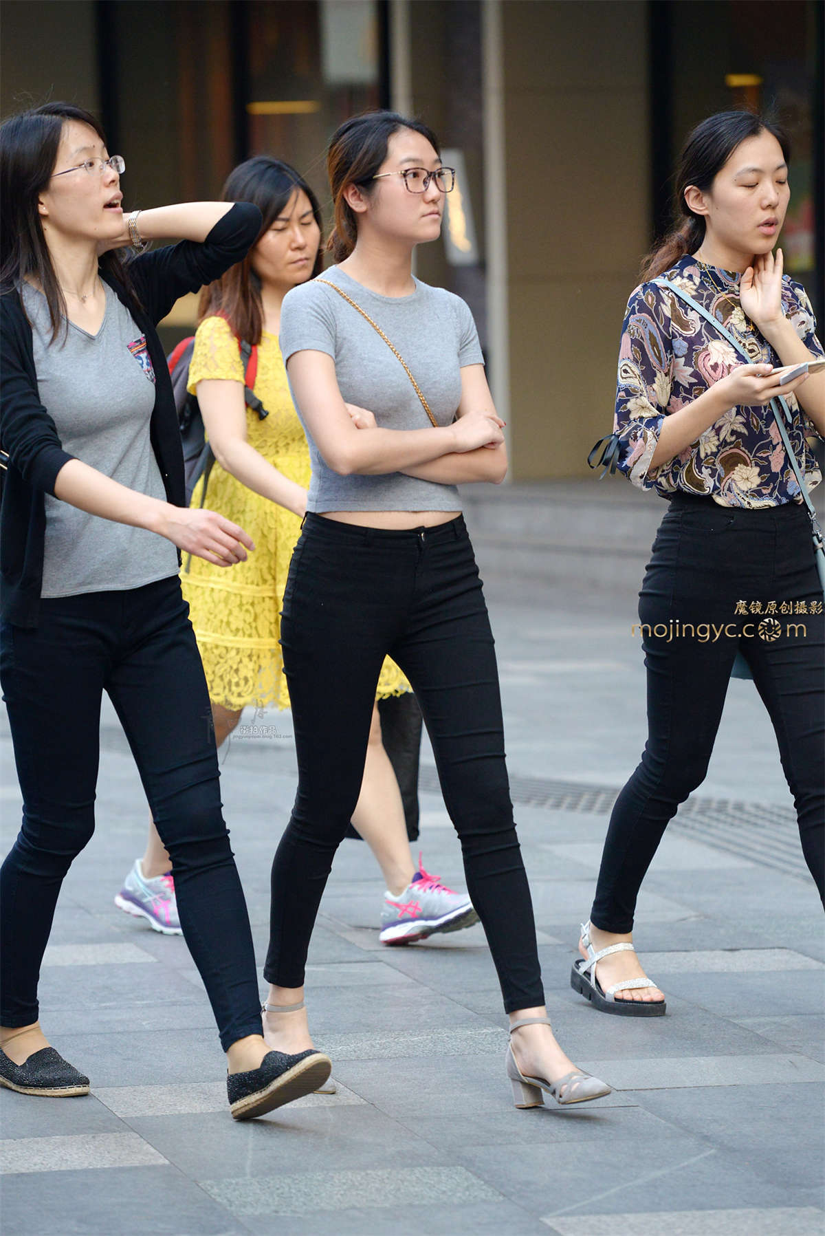 【静月街拍】漂亮的黑裤美女-日更街拍